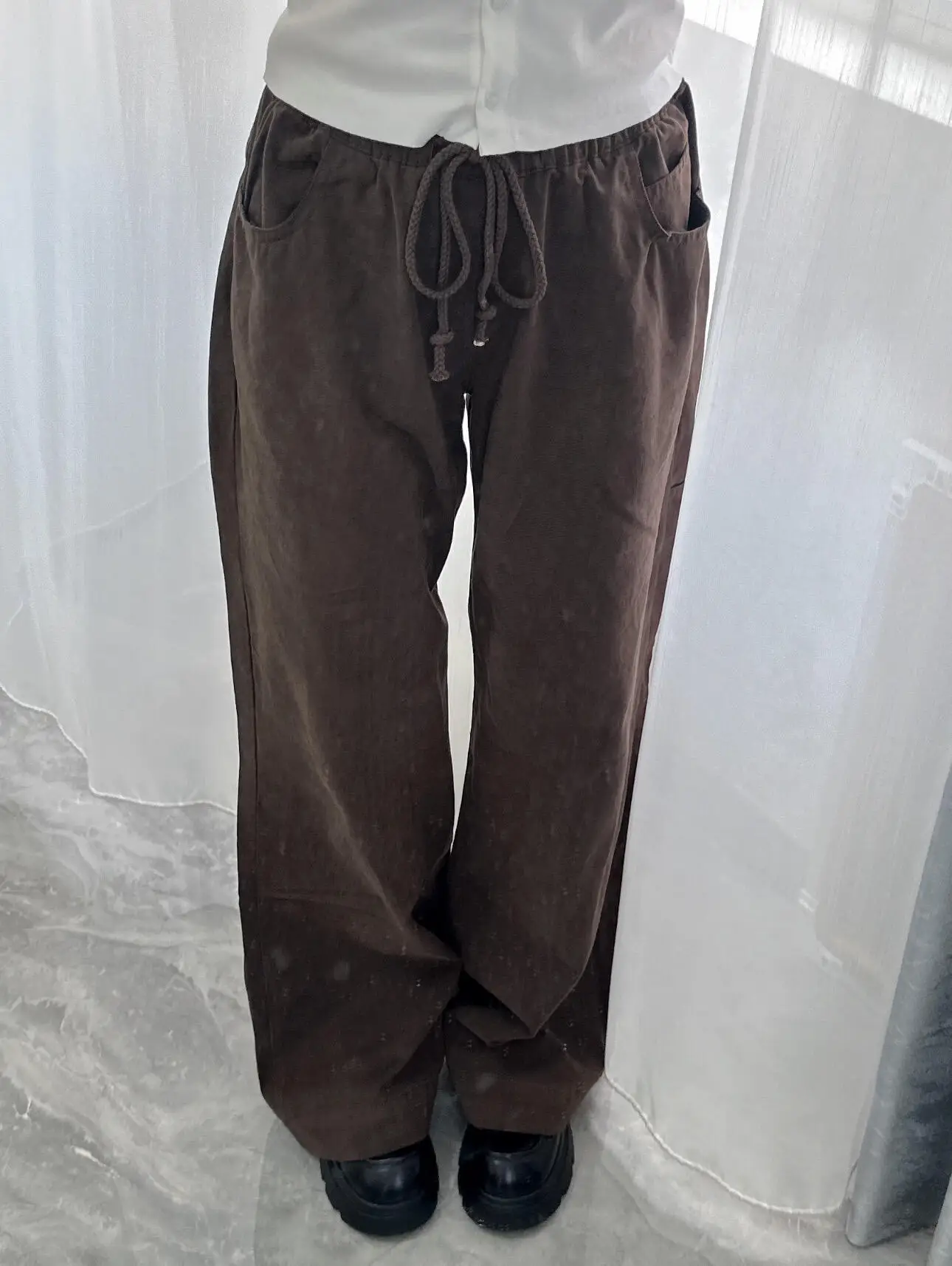 Ретро американские коричневые вельветовые повседневные брюки с эластичной резинкой на талии, женские свободные прямые широкие брюки из хлопкового денима
Ретро американские коричневые вельветовые повседневные брюки с эластичной резинкой на талии, женские свободные прямые широкие брюки из хлопкового денима