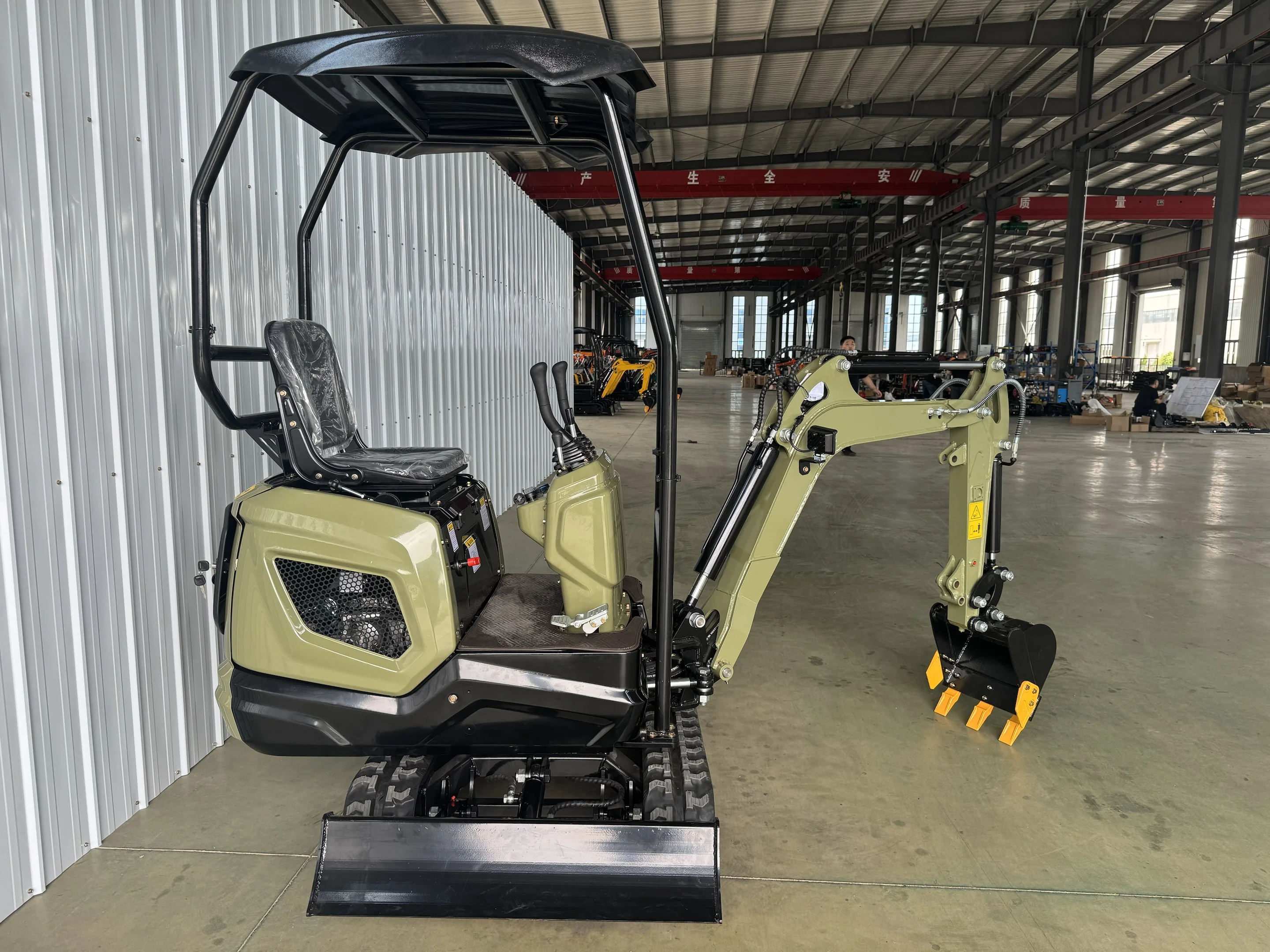 Compact hydraulic small excavator 1.2 tons with rubber shoes EPA Euro 5 standard warranty for export sales
Compact hydraulic small excavator 1.2 tons with rubber shoes EPA Euro 5 standard warranty for export sales