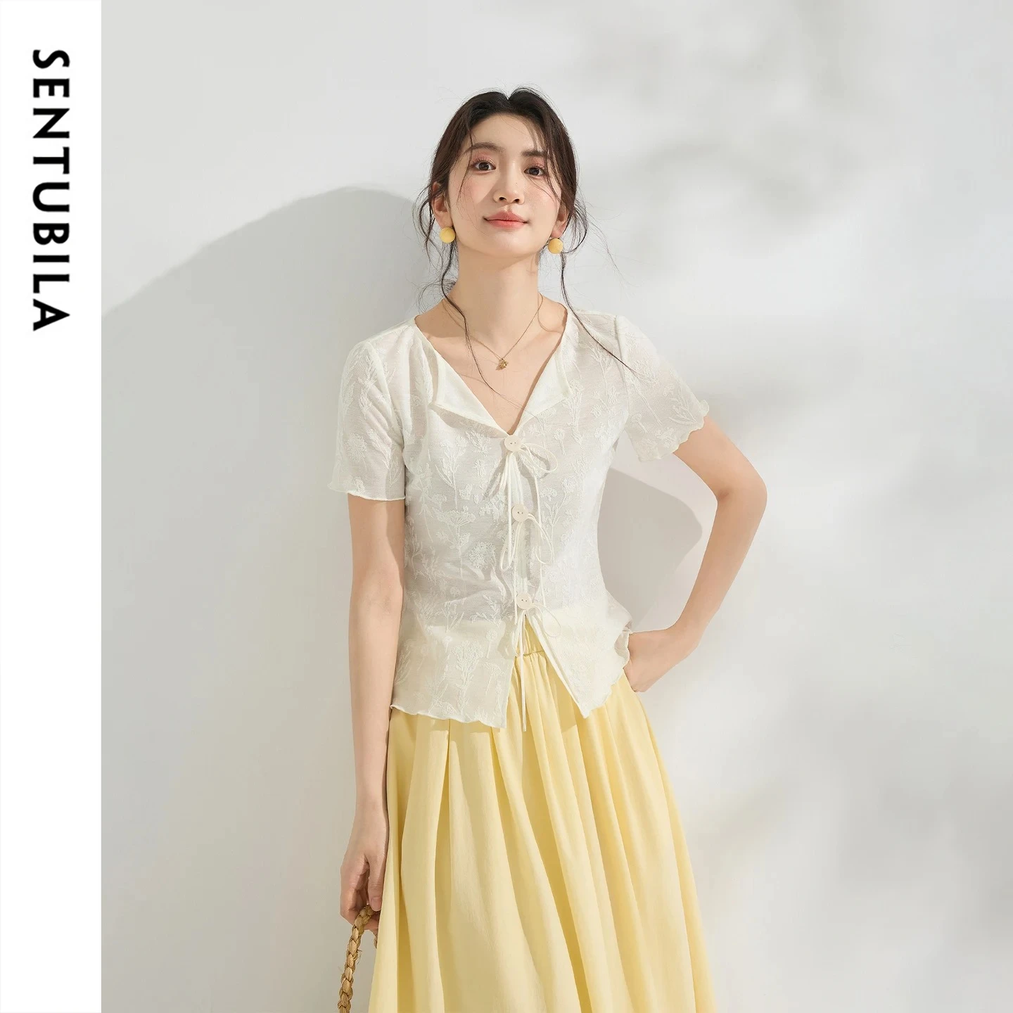 SENTUBILA French Lace Knit Pullover 2026 Summer Notched V-Neck Tie-Front 3D Embossed Jacquard Texture Short Sleeve Top 162TA7366
SENTUBILA French Lace Knit Pullover 2026 Summer Notched V-Neck Tie-Front 3D Embossed Jacquard Texture Short Sleeve Top 162TA7366