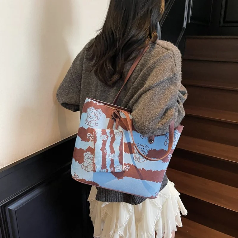 Элегантная женская сумка-мессенджер из высококачественной кожи, популярный элегантный вид и металлический акцент
Элегантная женская сумка-мессенджер из высококачественной кожи, популярный элегантный вид и металлический акцент 