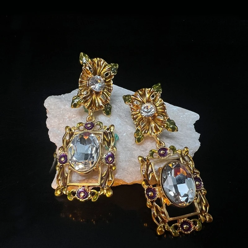 Vintage Crystal Earrings Women Baroque Luxury Statement Dangle Jewelry with Large Rhinestone Accents for Party Retro Styling
Vintage Crystal Earrings Women Baroque Luxury Statement Dangle Jewelry with Large Rhinestone Accents for Party Retro Styling