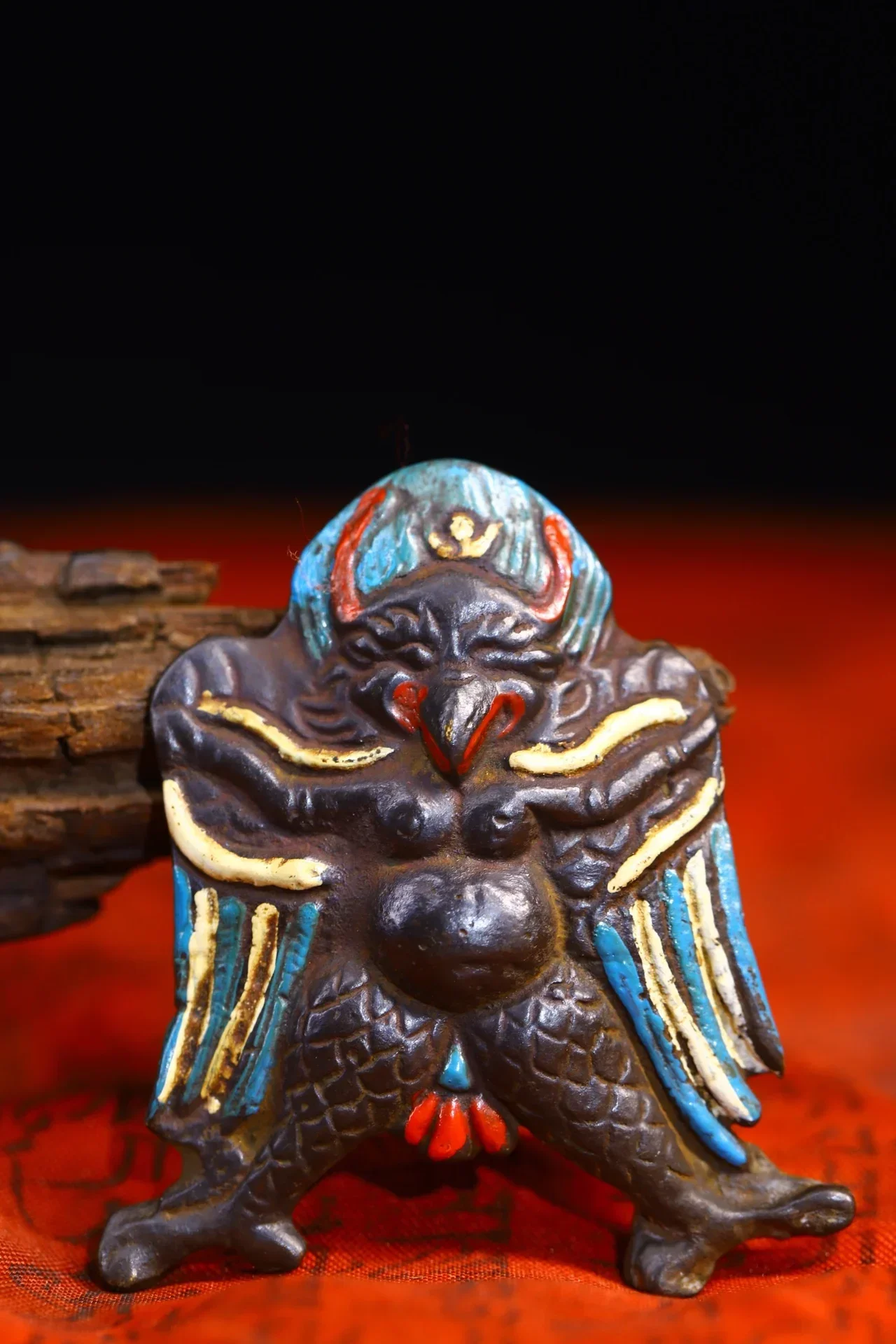 2"Tibetan Temple Collection Old Bronze Painted Garuda Dhwaja Buddha Card Pendant Dharma Amulet Worship Hall Town House
2"Tibetan Temple Collection Old Bronze Painted Garuda Dhwaja Buddha Card Pendant Dharma Amulet Worship Hall Town House