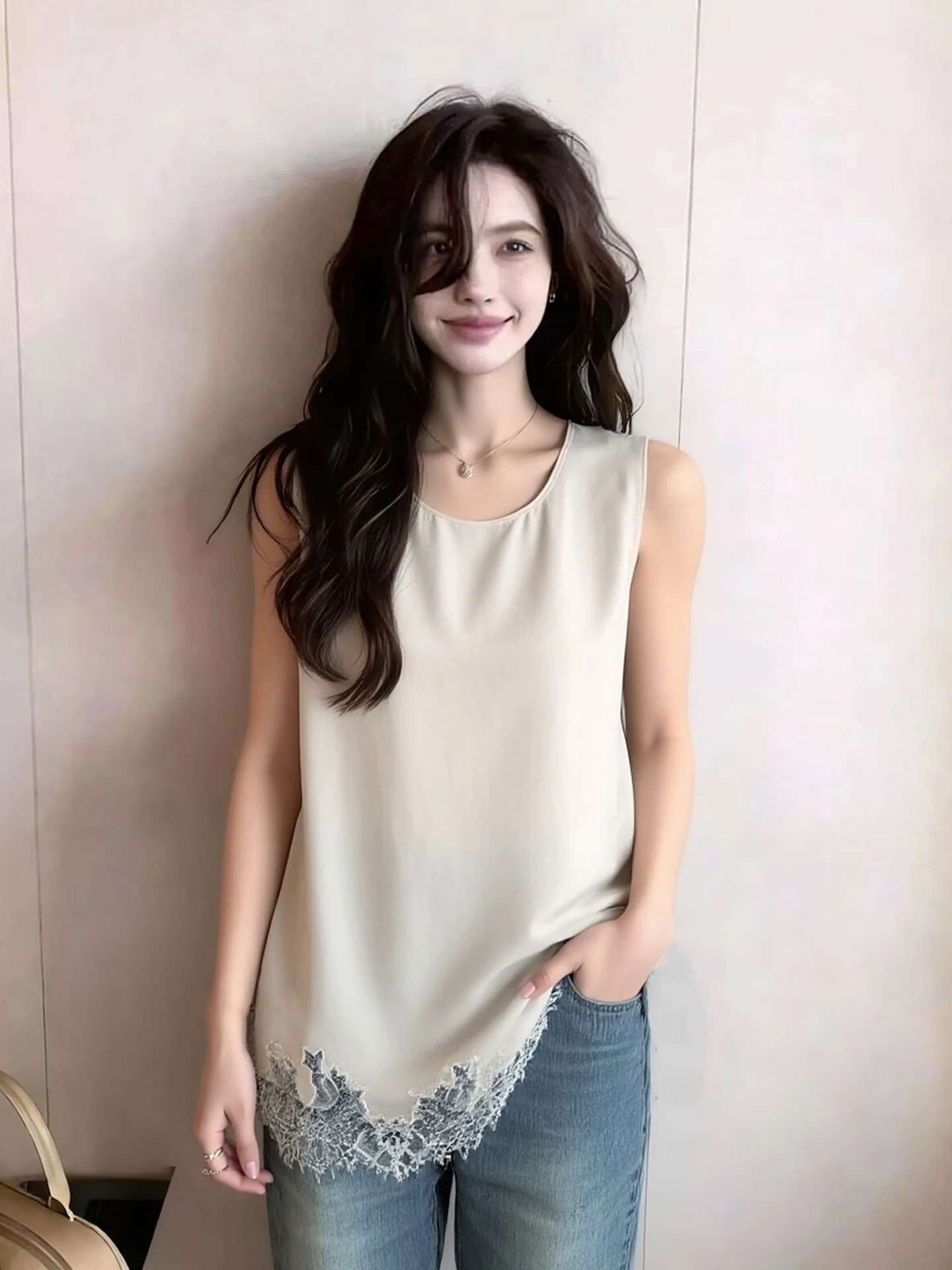 Elegant Lace Patchwork Vest Women's Loose Sleeveless Top Casual Versatile Spring Fashion High-End Feel Unique Style
Elegant Lace Patchwork Vest Women's Loose Sleeveless Top Casual Versatile Spring Fashion High-End Feel Unique Style