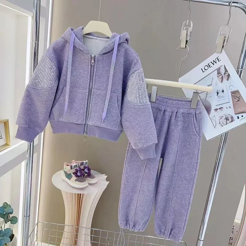 Новый осенне-зимний комплект для девочек 2026: утепленная куртка и флисовые брюки, комплект из двух предметов, 90-160 см
Новый осенне-зимний комплект для девочек 2026: утепленная куртка и флисовые брюки, комплект из двух предметов, 90-160 см