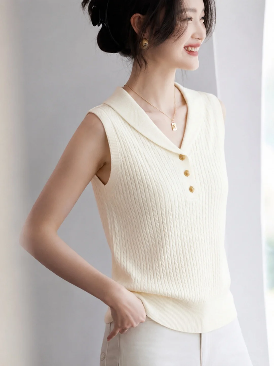 Minimalist Elegant V-Neck Ice Silk Knitted Vest Sleeveless Summer Korean Style Soft Women's Top Straight Cut Basic Knitwear
Minimalist Elegant V-Neck Ice Silk Knitted Vest Sleeveless Summer Korean Style Soft Women's Top Straight Cut Basic Knitwear
