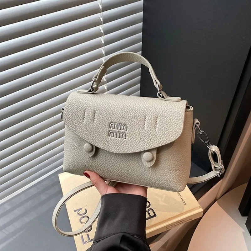Stylish And Elegant Mom's Bag With Large Capacity Leather Crossbody Design For Ladies
Stylish And Elegant Mom's Bag With Large Capacity Leather Crossbody Design For Ladies