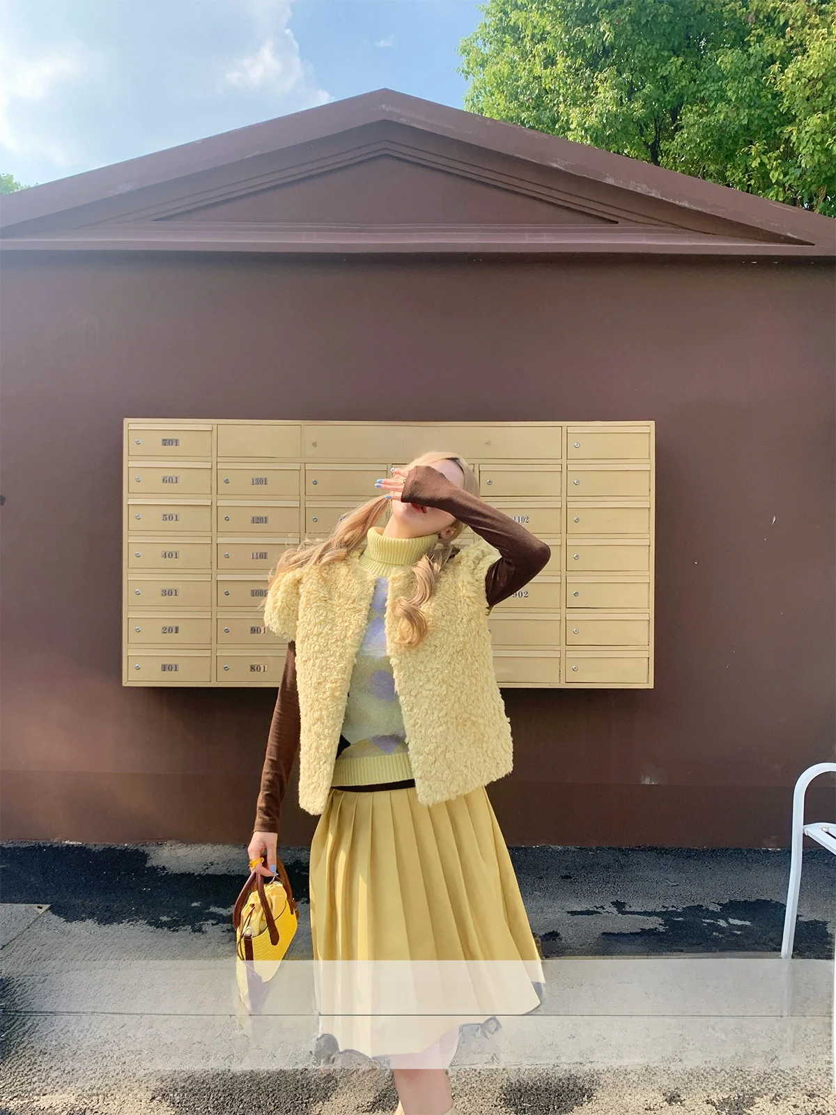 Желтый меховой жилет Svel, женская верхняя одежда, новинка 2023 года, осень-зима, чистый цвет, другой материал 00%
Желтый меховой жилет Svel, женская верхняя одежда, новинка 2023 года, осень-зима, чистый цвет, другой материал 00%