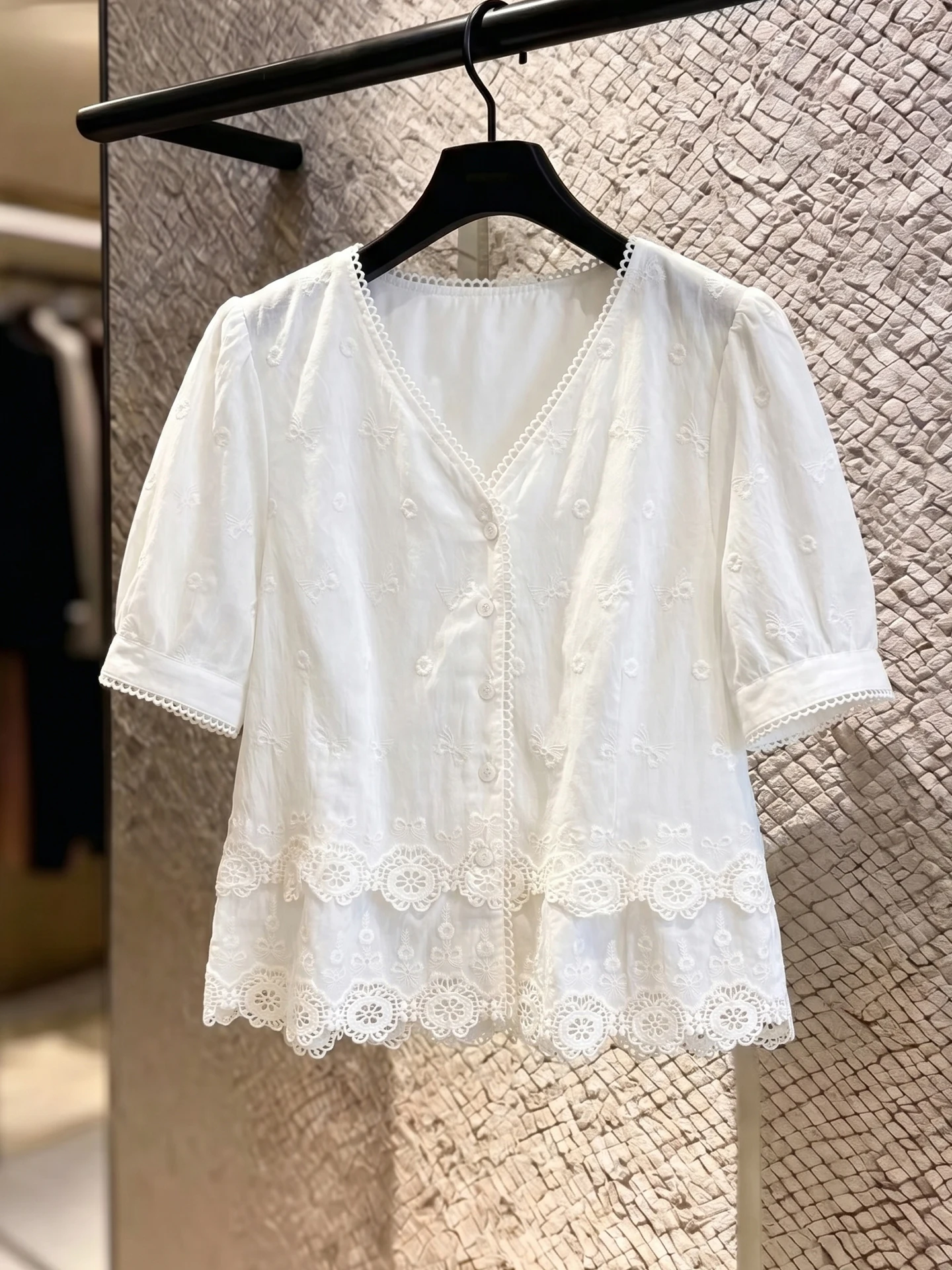 Fashionable Lace V-Neck Short Sleeve Shirt Pure Color Commuter Style Single Button Versatile Elegant Top French Style Loose Fit
Fashionable Lace V-Neck Short Sleeve Shirt Pure Color Commuter Style Single Button Versatile Elegant Top French Style Loose Fit