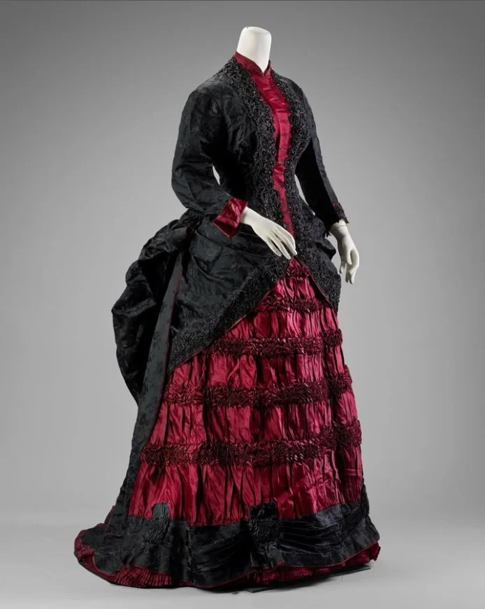 Elegant Black Red Victorian Prom Dresses Vintage 1880 Gothic Pleated Ruffle Party Dresses Rococo Role Play Masquerade Custom
Elegant Black Red Victorian Prom Dresses Vintage 1880 Gothic Pleated Ruffle Party Dresses Rococo Role Play Masquerade Custom