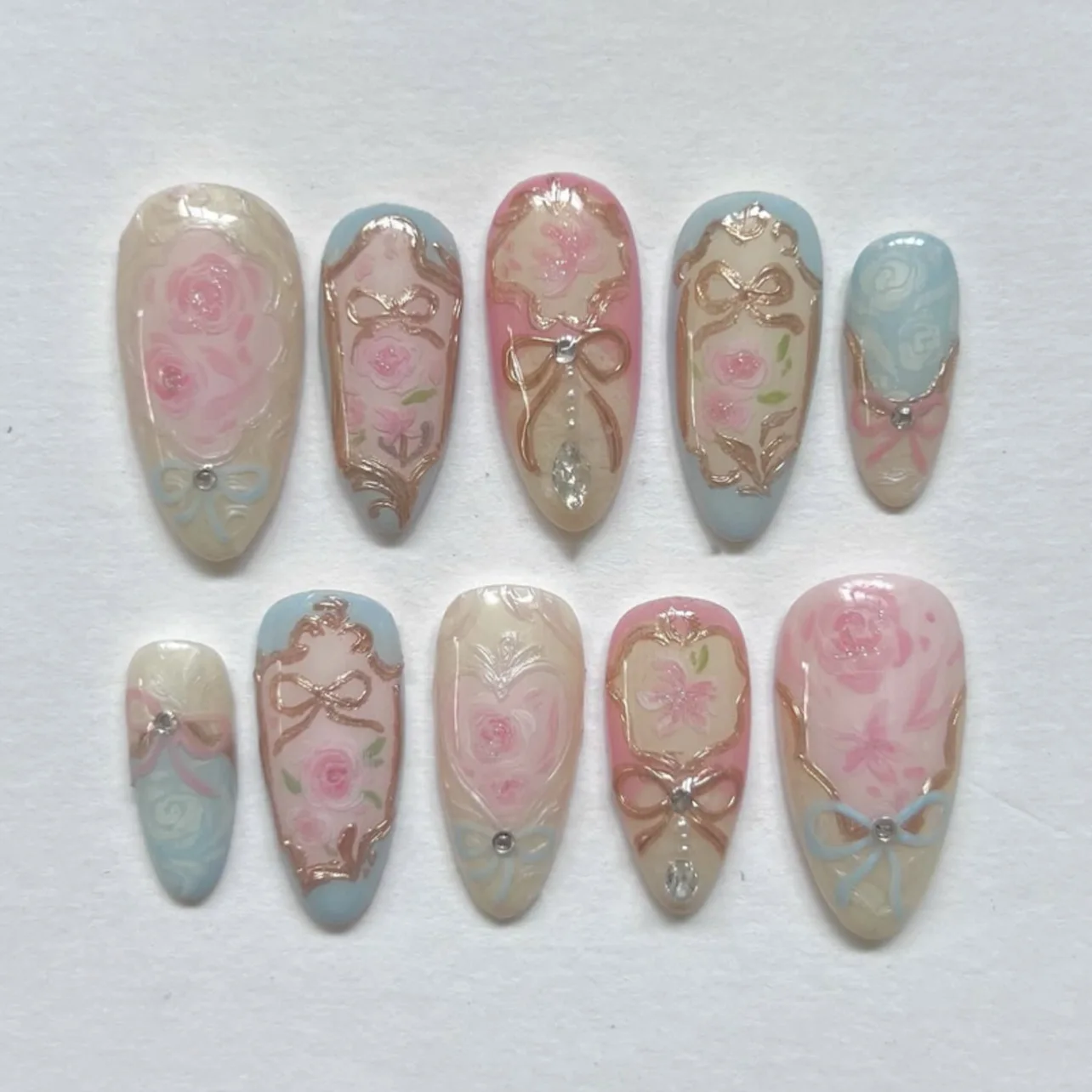 24pcs Finished False Nail Flower Design Short Almond Nails Set Press on Rhinestone Pink Fake Nail Datachable Golden Bow Manicure
24pcs Finished False Nail Flower Design Short Almond Nails Set Press on Rhinestone Pink Fake Nail Datachable Golden Bow Manicure