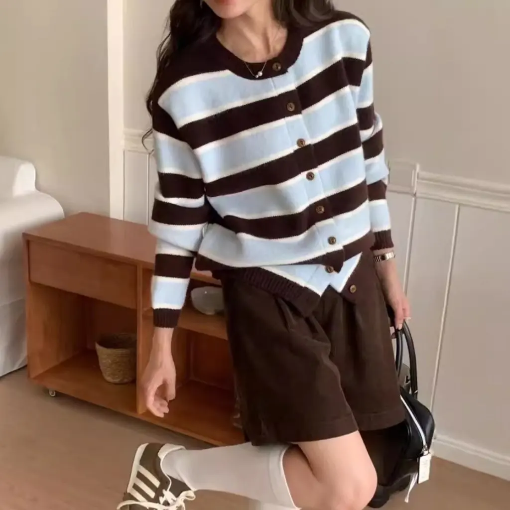 Women's round Neck Striped Sweater Cardigan Korean Style Loose Long Sleeve Early Autumn Fashion Contrast Color Jacket
Women's round Neck Striped Sweater Cardigan Korean Style Loose Long Sleeve Early Autumn Fashion Contrast Color Jacket