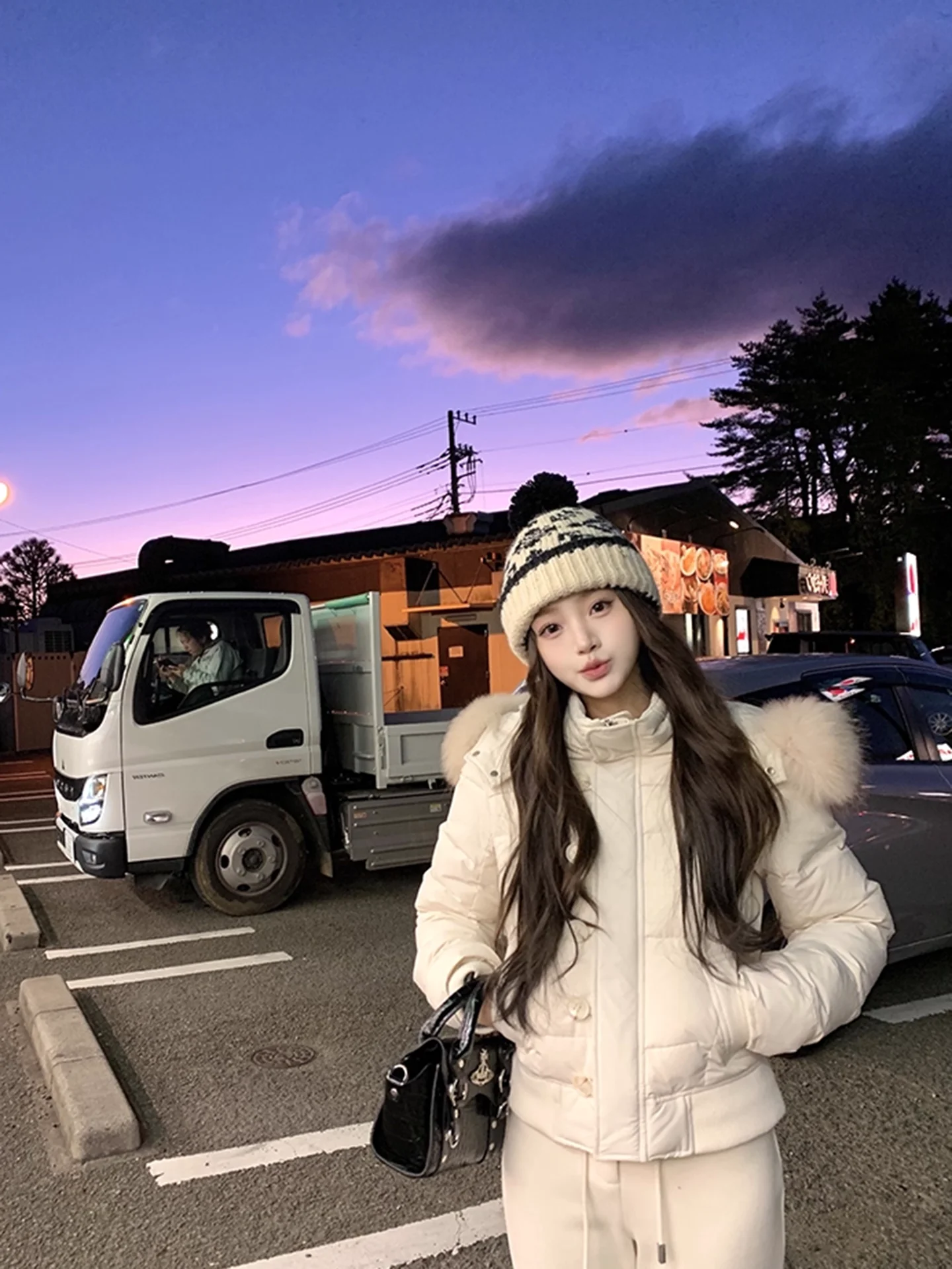 Ultra-Insulated Short Puffer Jacket Women's Stylish Hooded Fur Collar down Cotton Coat Warmth Bread Style Outerwear Winter
Ultra-Insulated Short Puffer Jacket Women's Stylish Hooded Fur Collar down Cotton Coat Warmth Bread Style Outerwear Winter