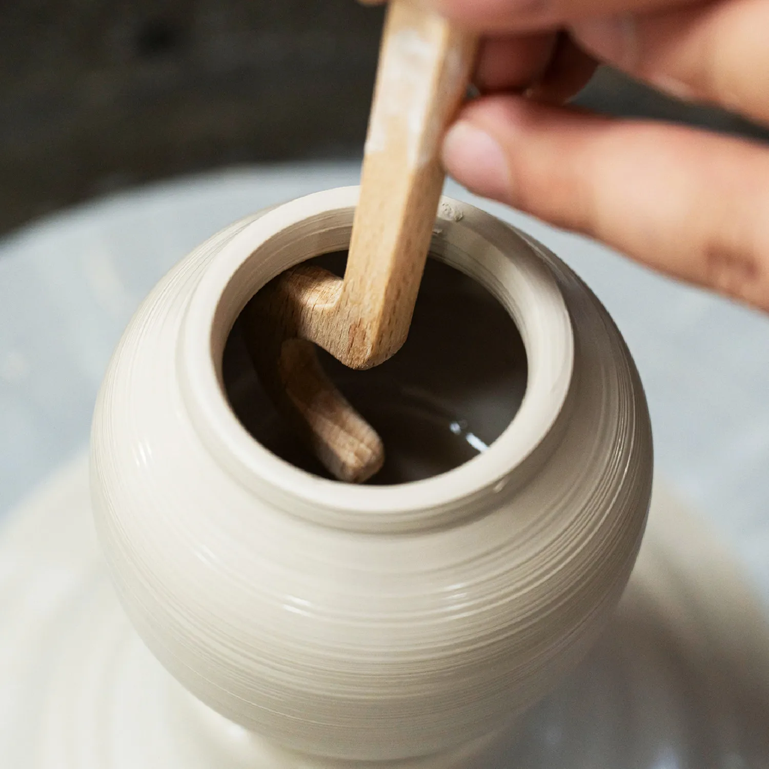 Long Handle Wood Pottery Wheel Tool For Clay Shaping Fast Forming Rim Trimming And Vase Making Professional Ceramic Artisan Aid
Long Handle Wood Pottery Wheel Tool For Clay Shaping Fast Forming Rim Trimming And Vase Making Professional Ceramic Artisan Aid