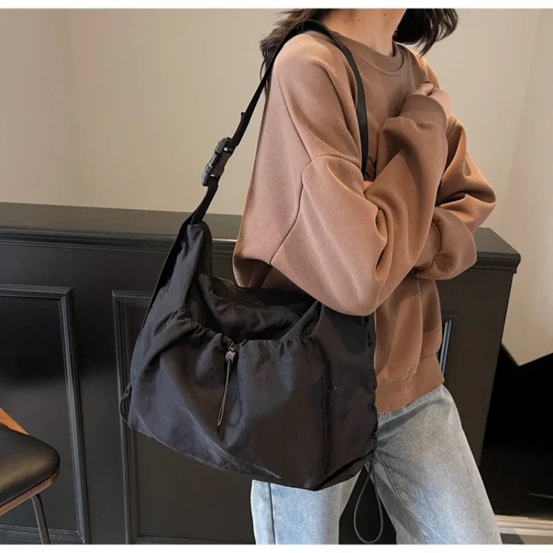 Водонепроницаемая оксфордская сумка через плечо, женская сумка через плечо с магнитной пряжкой и клетчатым узором, регулируемый ремень, прочная дорожная сумка для путешествий
Водонепроницаемая оксфордская сумка через плечо, женская сумка через плечо с магнитной пряжкой и клетчатым узором, регулируемый ремень, прочная дорожная сумка для путешествий 