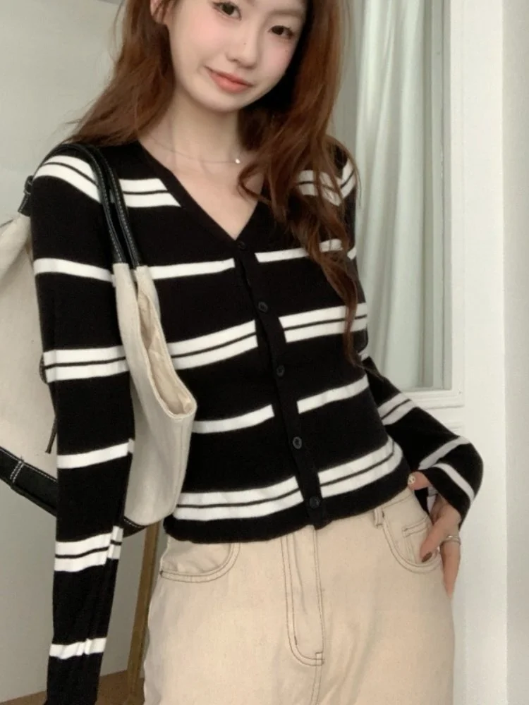 Сексуальный кружевной вязаный топ с v-образным вырезом для похудения, женский зимний модный повседневный длинный све в полоску на пуговицах irt
Сексуальный кружевной вязаный топ с v-образным вырезом для похудения, женский зимний модный повседневный длинный све в полоску на пуговицах irt