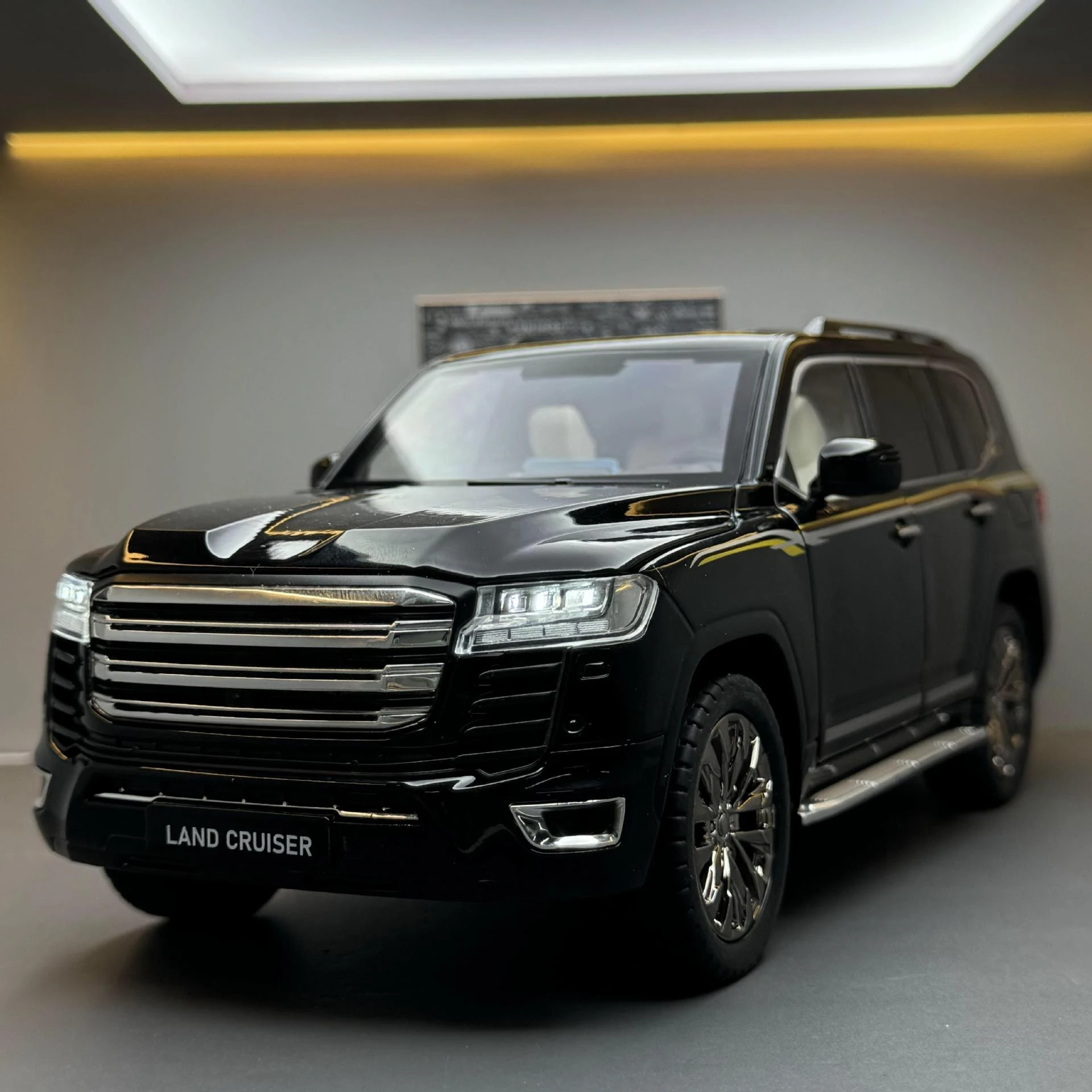 1:18 Land Cruiser LC300 SUV Alloy Toys Model Car Diecasts Doors Opened Sound Light Pull Back Vehices Gift
1:18 Land Cruiser LC300 SUV Alloy Toys Model Car Diecasts Doors Opened Sound Light Pull Back Vehices Gift