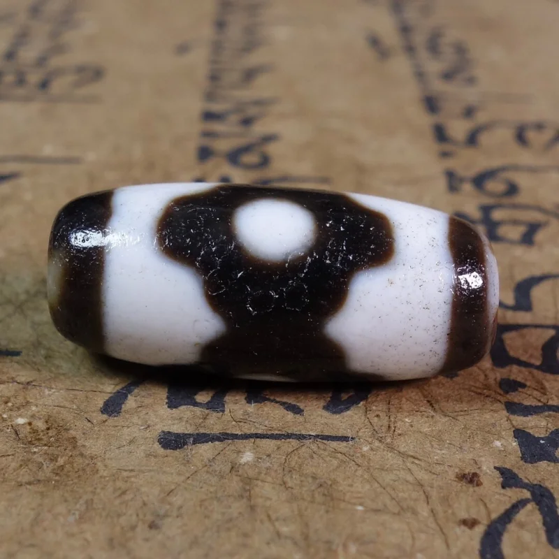 Ancient Tibetan DZI Beads Old Agate Lucky 3 Eye Totem Amulet Pendant GZI #3370
Ancient Tibetan DZI Beads Old Agate Lucky 3 Eye Totem Amulet Pendant GZI #3370