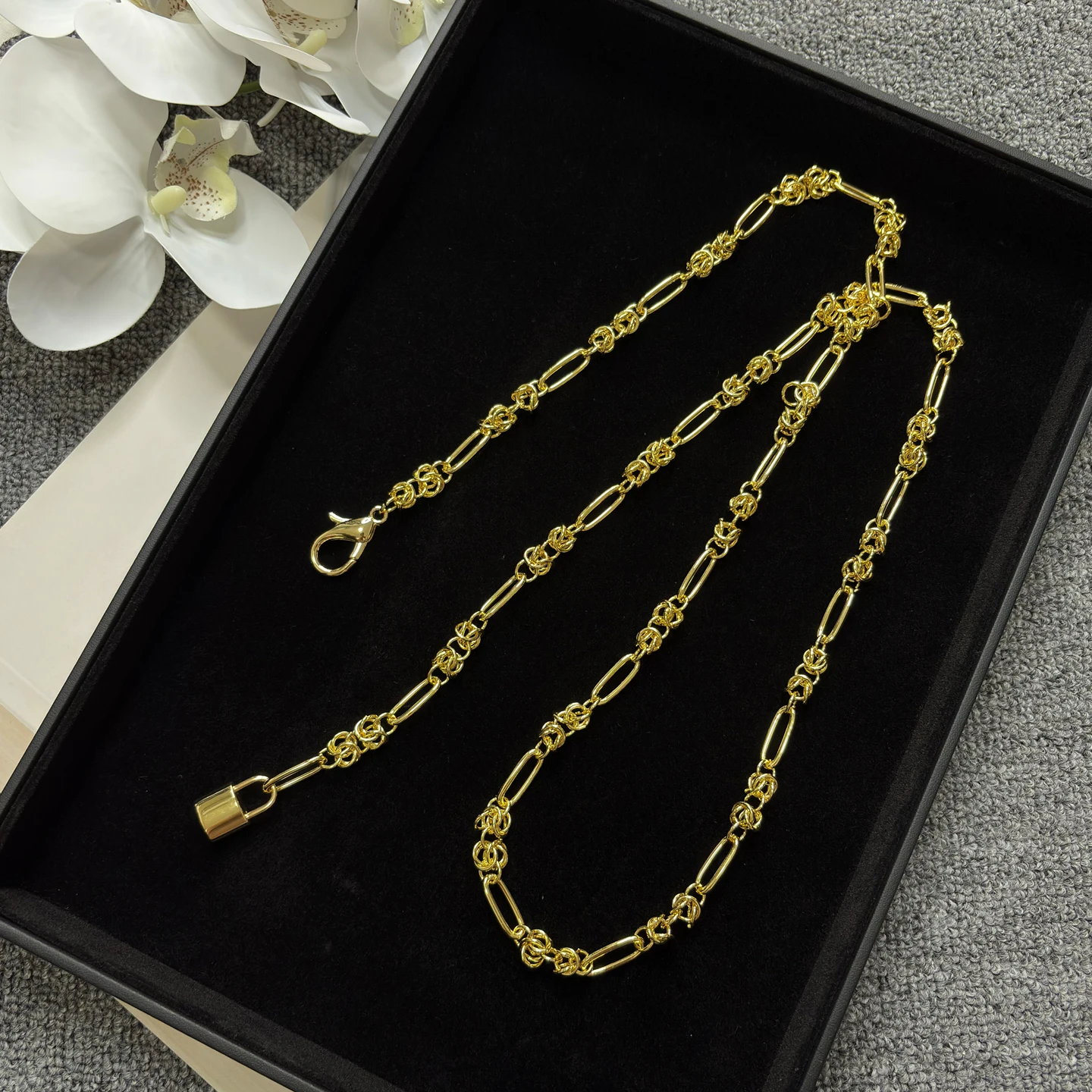 Light gold high-end waist chain buckle metal bright color decoration fine waist chain chain women's waist belt
Light gold high-end waist chain buckle metal bright color decoration fine waist chain chain women's waist belt