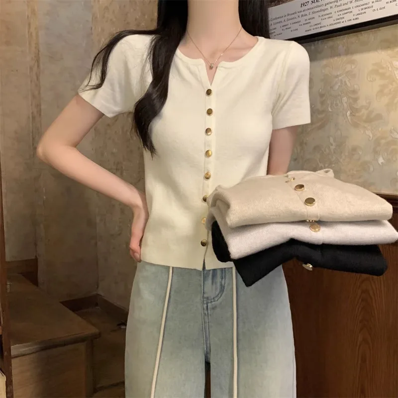 2025 New Korean Single Breasted V-neck Short Sleeve Knitted Shirt Elegant Office Lady Knit Top Casual Solid Color Women's Shirt
2025 New Korean Single Breasted V-neck Short Sleeve Knitted Shirt Elegant Office Lady Knit Top Casual Solid Color Women's Shirt