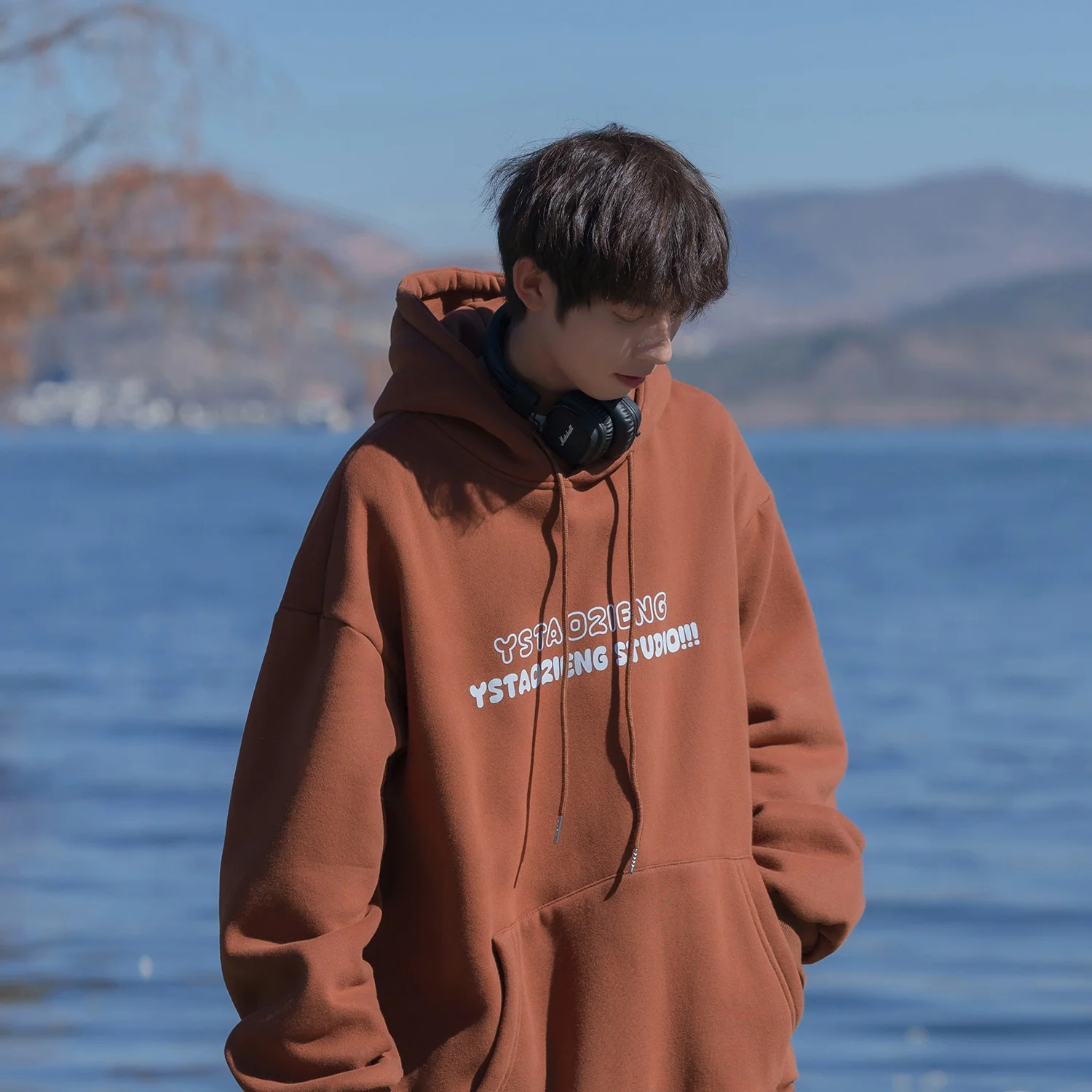 Мужская плотная толстовка в японском ретро-стиле, осенняя, жесткая и плотная, коричневая, модная, для старшеклассников
Мужская плотная толстовка в японском ретро-стиле, осенняя, жесткая и плотная, коричневая, модная, для старшеклассников