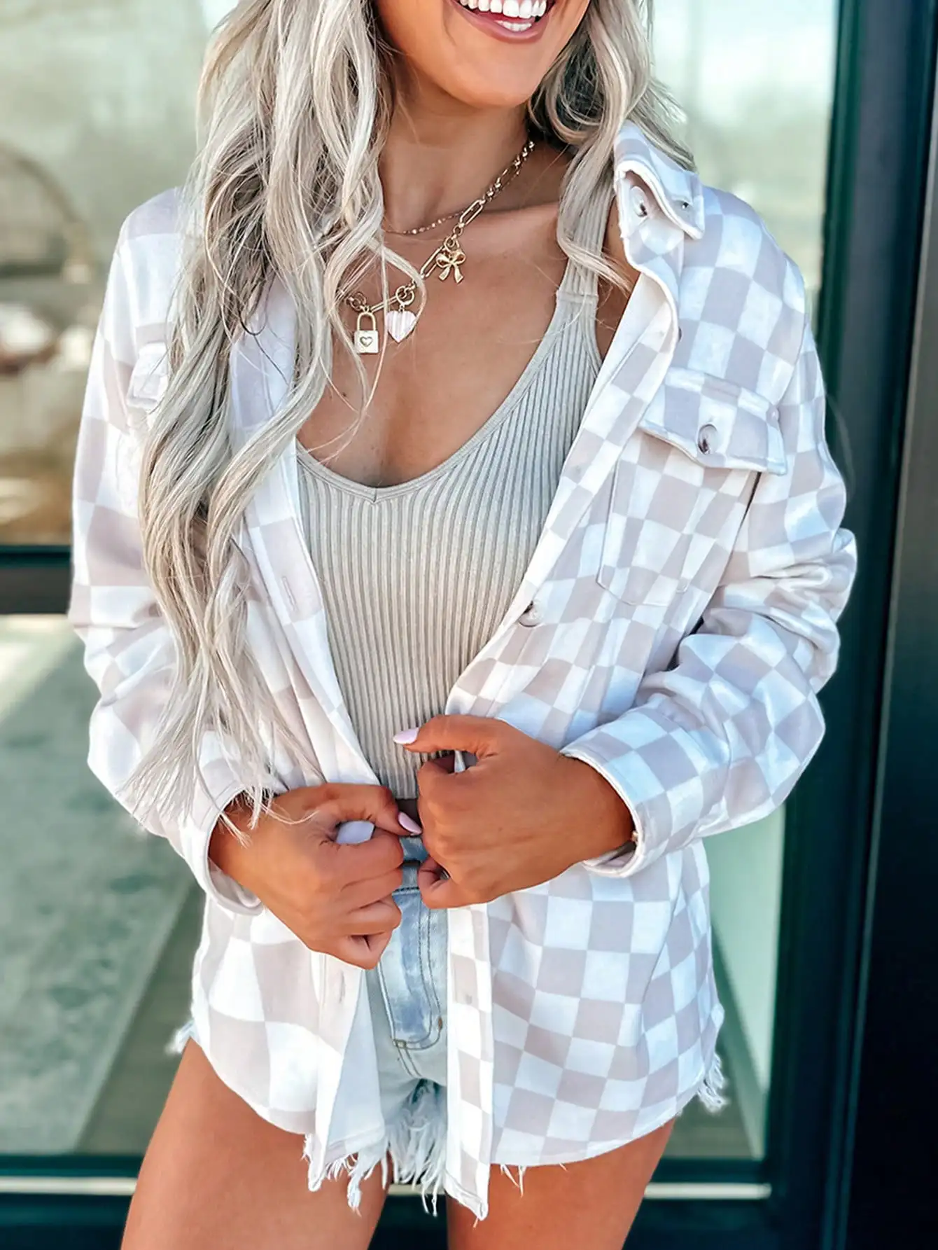 Женская повседневная рубашка-куртка в клетку белого и серого цветов с длинными рукавами и рваным краем
Женская повседневная рубашка-куртка в клетку белого и серого цветов с длинными рукавами и рваным краем