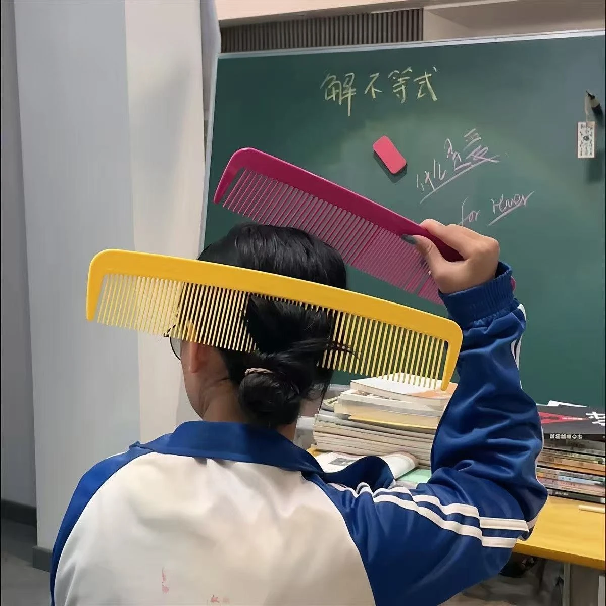 1PCS Funny Plastic Giant Comb Giant Hair Detangling Massage Straight Hair Comb Massage Combs Stage Props and Performances
1PCS Funny Plastic Giant Comb Giant Hair Detangling Massage Straight Hair Comb Massage Combs Stage Props and Performances