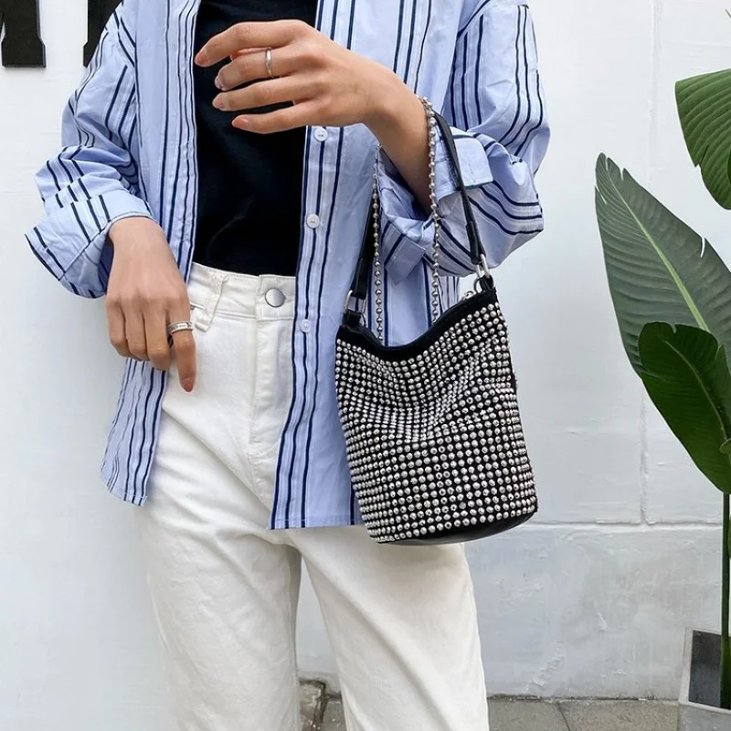 Шикарный стильный простой клатч для женщин, вечерний шикарный мини-дизайн и модный винтажный буквенный логотип
Шикарный стильный простой клатч для женщин, вечерний шикарный мини-дизайн и модный винтажный буквенный логотип