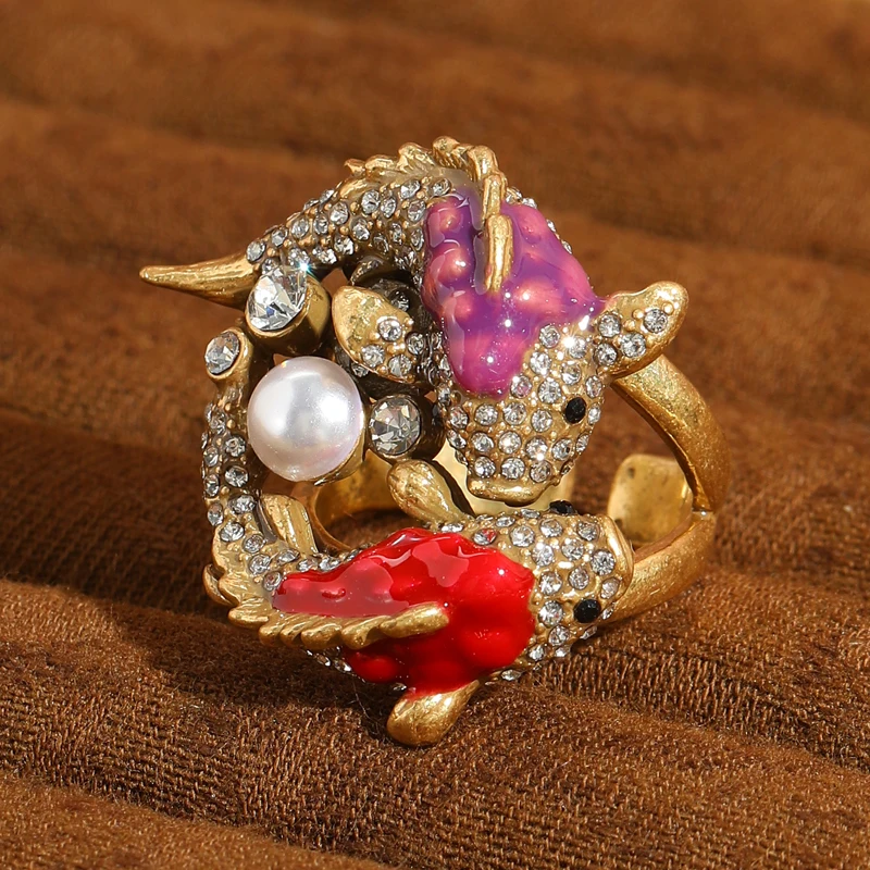 Vintage Double Fish Pearl Rings Gold Color Red Rhinestone Cocktail Designer Jewelry Luxury Brands Woman Chinese Style 2025 New
Vintage Double Fish Pearl Rings Gold Color Red Rhinestone Cocktail Designer Jewelry Luxury Brands Woman Chinese Style 2025 New