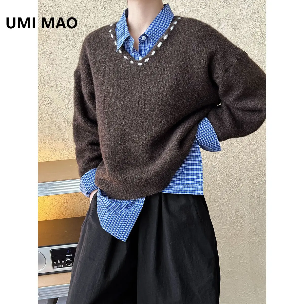 UMI MAO Tops Korean Version V-Neck Loose Lazy Style Sweater For Women Autumn New Open Stitch Knitted Top Femme
UMI MAO Tops Korean Version V-Neck Loose Lazy Style Sweater For Women Autumn New Open Stitch Knitted Top Femme