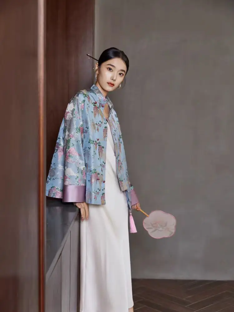 Chinese style silk embroidery high-end jacket The new hanfu style is comfortable, soft, breathable and luxurious outerwear
Chinese style silk embroidery high-end jacket The new hanfu style is comfortable, soft, breathable and luxurious outerwear