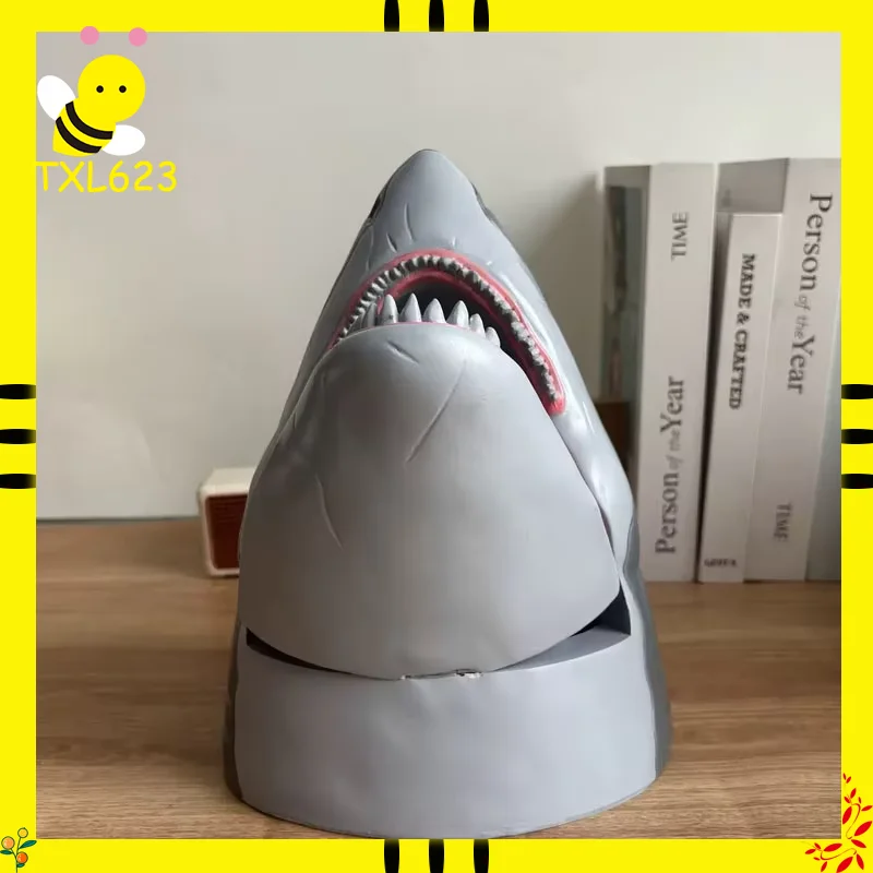 Ведро для попкорна в форме акулы в 50-летие Jaws - забавное украшение для вечеринки в честь Хэллоуина, экшн-фигурка, игрушка от анимационных производных 
Ведро для попкорна в форме акулы в 50-летие Jaws - забавное украшение для вечеринки в честь Хэллоуина, экшн-фигурка, игрушка от анимационных производных