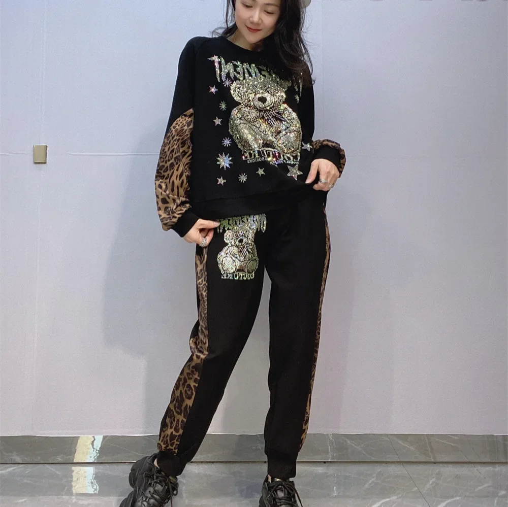 Leopard Printed Side Two Piece Sets Womens Outifits Cartoon Bear Diamonds Casual Tracksuit Tops and Long Pants Ensemble Femme
Leopard Printed Side Two Piece Sets Womens Outifits Cartoon Bear Diamonds Casual Tracksuit Tops and Long Pants Ensemble Femme