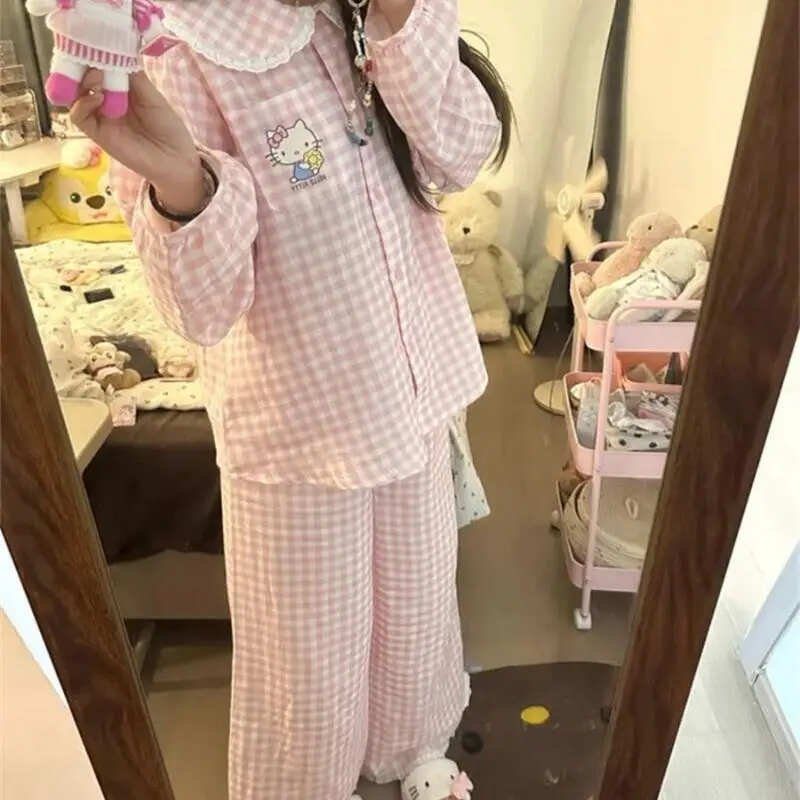 Sanrio Hello Kitty женские пижамы Kawaii мультфильм студенческие весенне-осенние длинные рукава длинные брюки с лацканами комплект домашней одежды новый стиль
Sanrio Hello Kitty женские пижамы Kawaii мультфильм студенческие весенне-осенние длинные рукава длинные брюки с лацканами комплект домашней одежды новый стиль