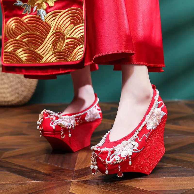 Chinese-style Wedding, Court Hanfu, Xiuhe Clothes, Bride's High-Heeled Embroidered Qing Dynasty Cloth Shoes
Chinese-style Wedding, Court Hanfu, Xiuhe Clothes, Bride's High-Heeled Embroidered Qing Dynasty Cloth Shoes