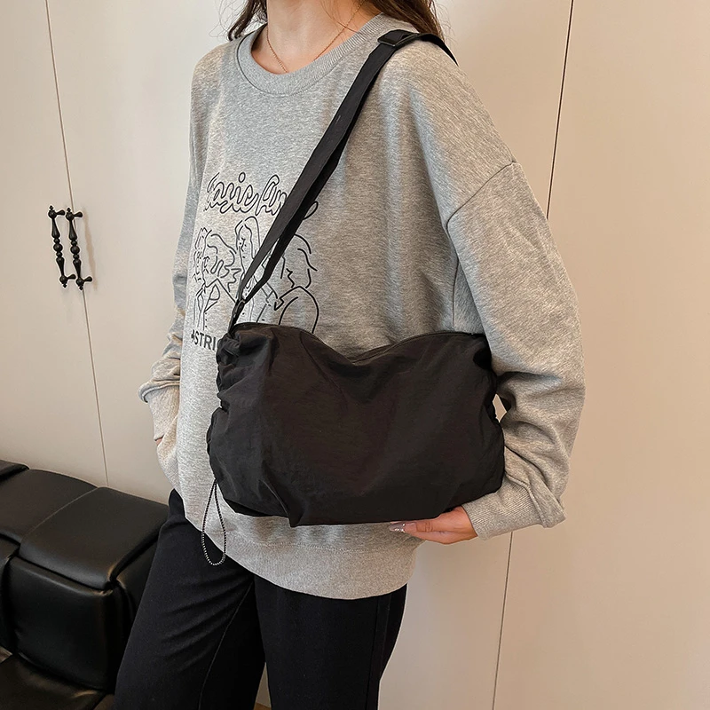 Nylon Solid Zipper Large Capacity Crossbody Bags Casual Versatile Daily Women's Handbags 2026 Hot Sale Simple Casual Tote Bags
Nylon Solid Zipper Large Capacity Crossbody Bags Casual Versatile Daily Women's Handbags 2026 Hot Sale Simple Casual Tote Bags