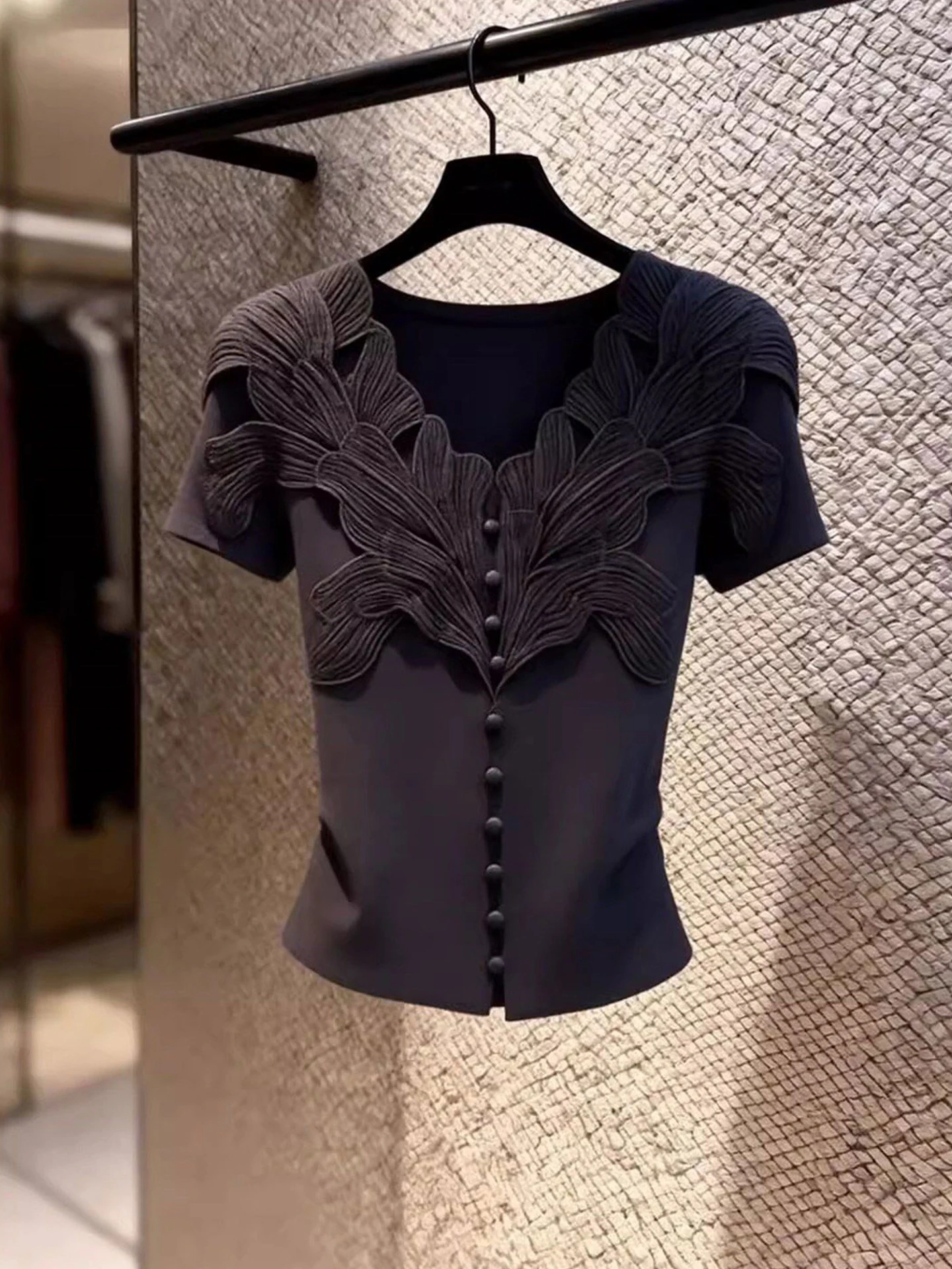 Вязаный свитер во французском стиле с V-образным вырезом и коротким рукавом, с цветочным узором, приталенный, красивый, универсальный, модный, молодежный топ для женщин
Вязаный свитер во французском стиле с V-образным вырезом и коротким рукавом, с цветочным узором, приталенный, красивый, универсальный, модный, молодежный топ для женщин