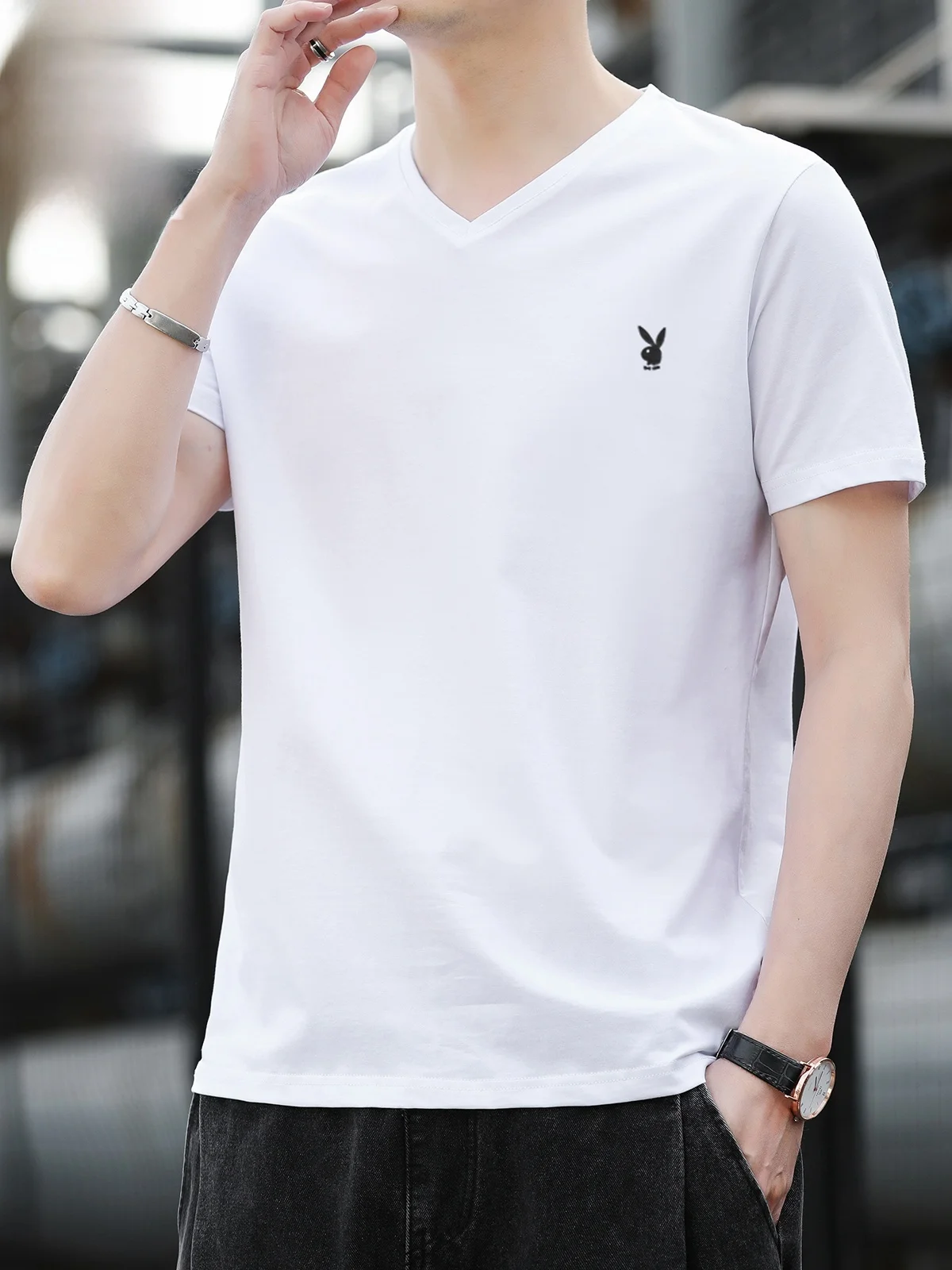 Цветная свободная футболка с V-образным вырезом и коротким рукавом для мужчин, модная летняя повседневная молодежная модель из смесового хлопка и полиэстера
Цветная свободная футболка с V-образным вырезом и коротким рукавом для мужчин, модная летняя повседневная молодежная модель из смесового хлопка и полиэстера