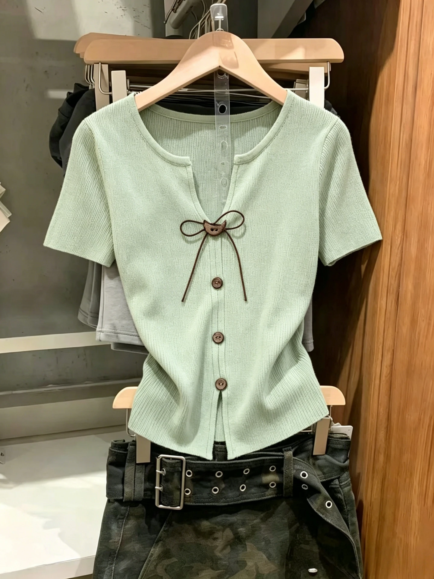 Korean Style V-Neck Knot Short Sleeve Knitted Sweater Women's Slim Fit Summer New Unique Design Waist-Cinching Top
Korean Style V-Neck Knot Short Sleeve Knitted Sweater Women's Slim Fit Summer New Unique Design Waist-Cinching Top