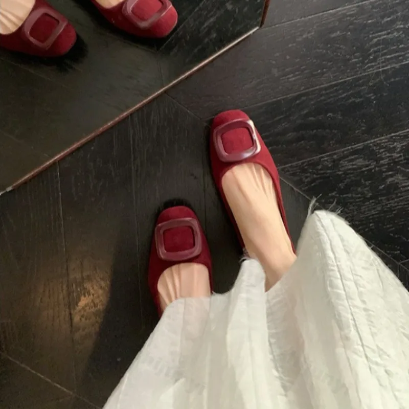 Женские туфли-балетки больших размеров, элегантные, с квадратными пуговицами, удобные, с мягкой подошвой, повседневные, модные, простые, универсальные, без застежек.
Женские туфли-балетки больших размеров, элегантные, с квадратными пуговицами, удобные, с мягкой подошвой, повседневные, модные, простые, универсальные, без застежек.