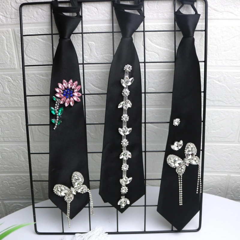 Маленький галстук с украшением-цепочкой, который не требует завязывания вручную, подходит для мальчиков и девочек с модной индивидуальностью. 
Маленький галстук с украшением-цепочкой, который не требует завязывания вручную, подходит для мальчиков и девочек с модной индивидуальностью.