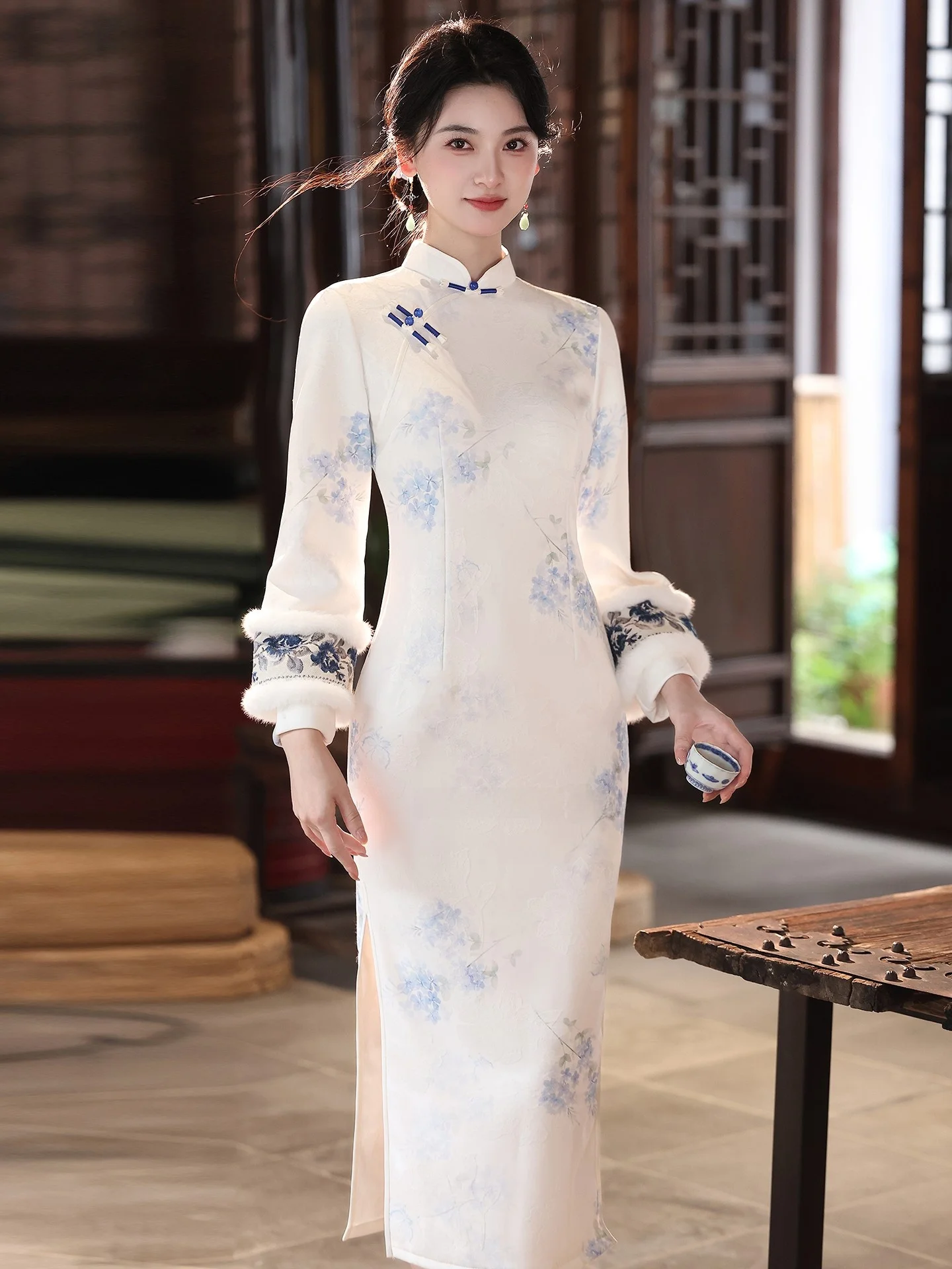 Young Sle Thiened Floing Porcelain Pattern Длинное Ципао Зимнее теплое дышащее полиэфирное волокно с низким разрезом
Young Sle Thiened Floing Porcelain Pattern Длинное Ципао Зимнее теплое дышащее полиэфирное волокно с низким разрезом