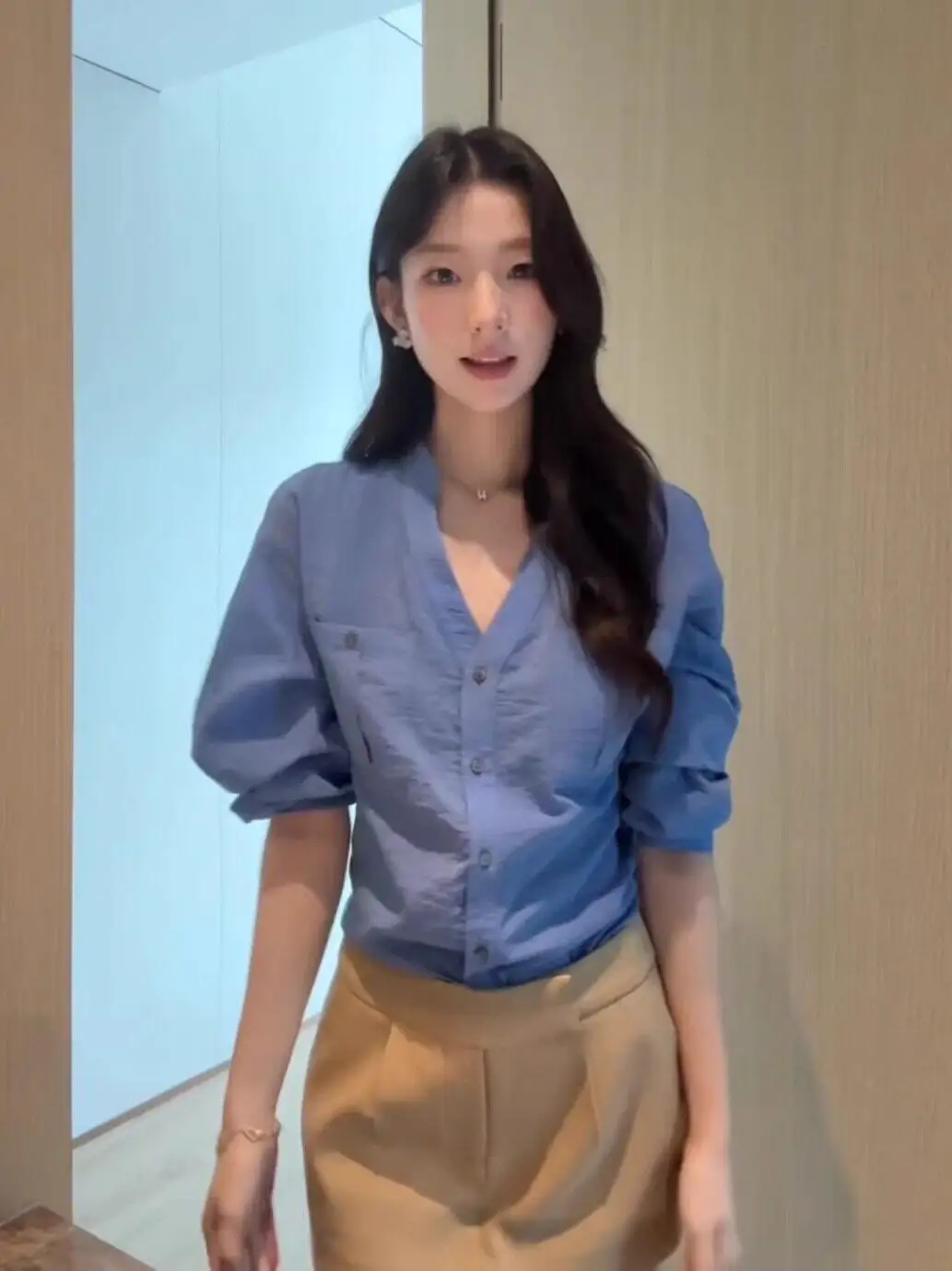 Blue V-neck Long Sleeve Loose Women's Shirt Commute Style Korean Fashion Spring 2026 New Slimming Top Quality Material
Blue V-neck Long Sleeve Loose Women's Shirt Commute Style Korean Fashion Spring 2026 New Slimming Top Quality Material