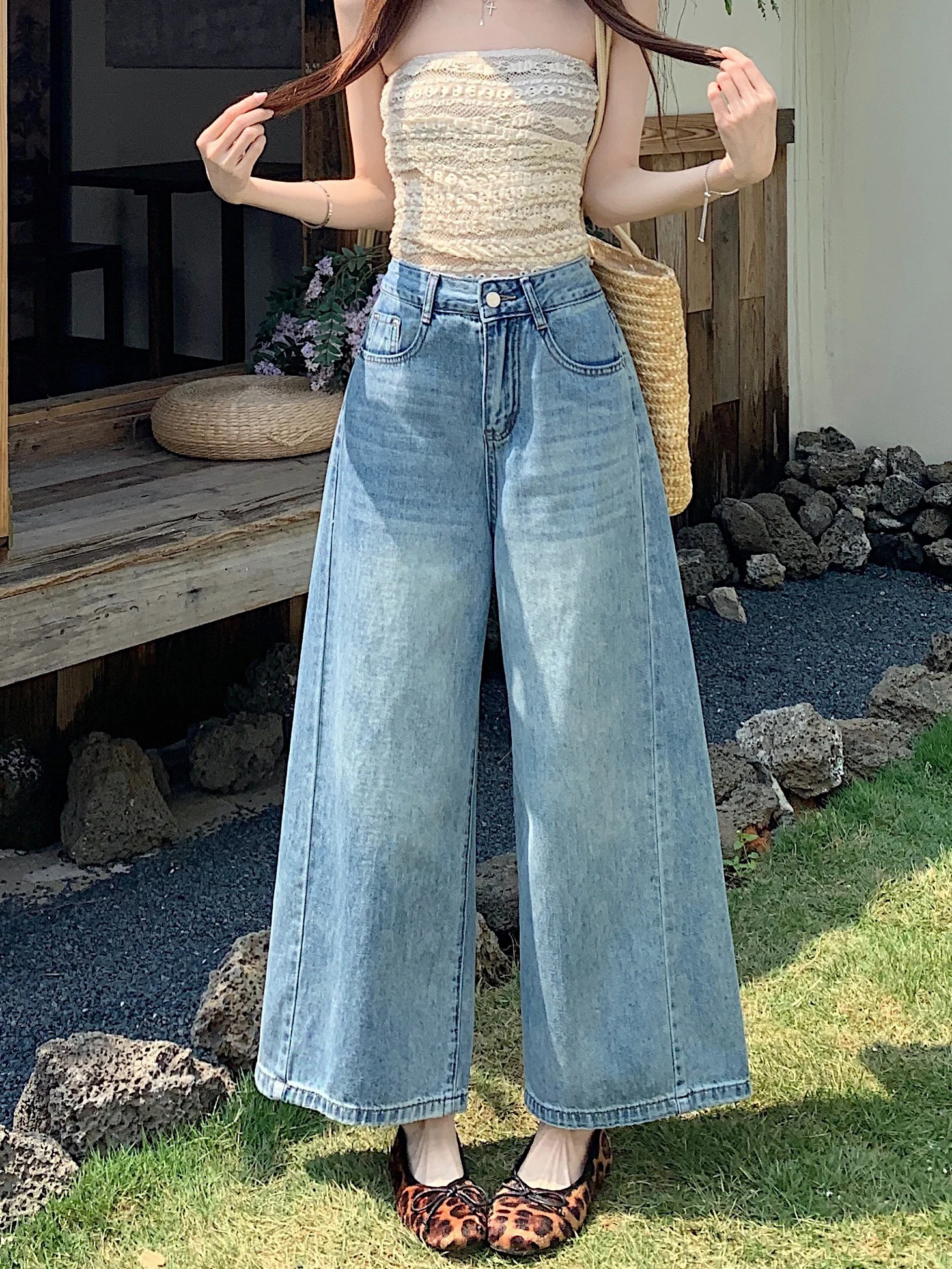Retro Washed Blue Embroidered Denim Pants Loose Wide Leg Spring Season Ladies Jeans Natural Waist Button Closure
Retro Washed Blue Embroidered Denim Pants Loose Wide Leg Spring Season Ladies Jeans Natural Waist Button Closure