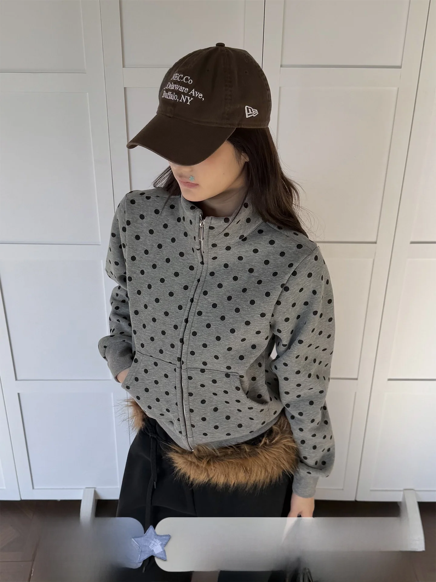 Don Cry American Retro Polka Dot Fleece Sweatshirt Women's Long Sleeve High Elasticity Zipper Shoulder Coat Warm Short Style
Don Cry American Retro Polka Dot Fleece Sweatshirt Women's Long Sleeve High Elasticity Zipper Shoulder Coat Warm Short Style