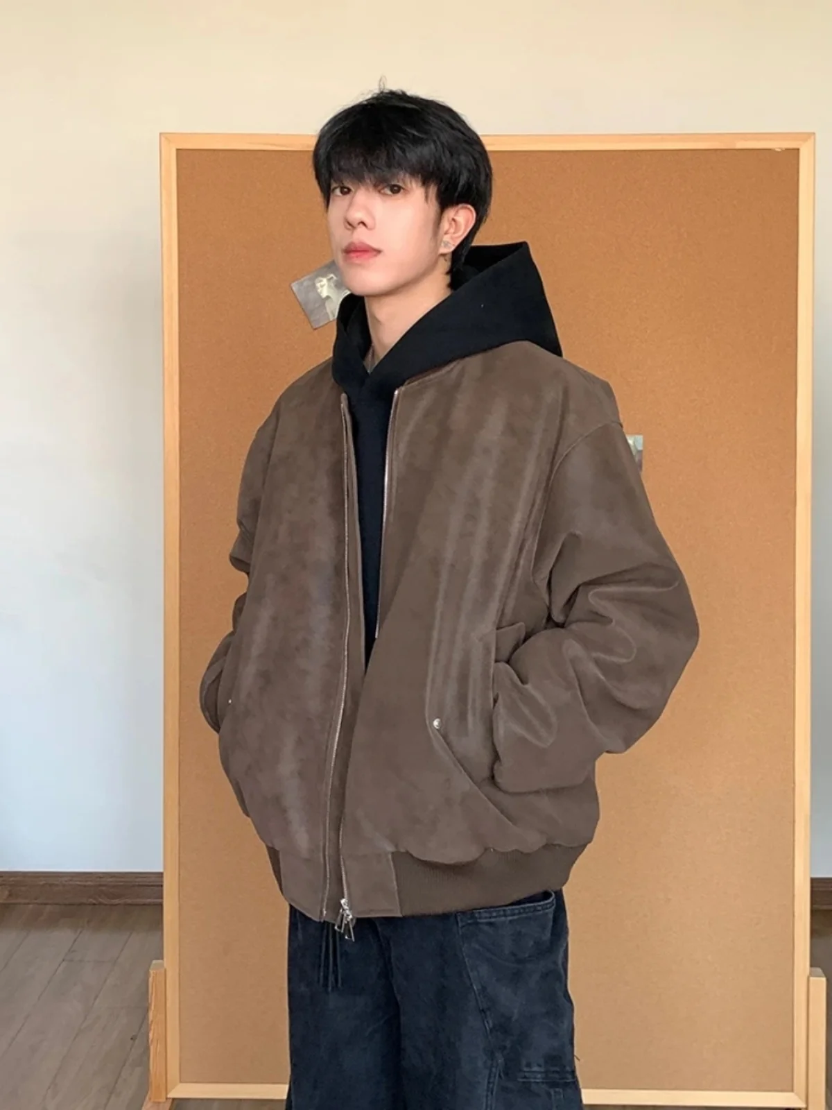 Мужская куртка-бомбер из коричневой вощеной кожи в американском ретро-стиле, утепленная хлопком, для осени и зимы, стильная верхняя одежда
Мужская куртка-бомбер из коричневой вощеной кожи в американском ретро-стиле, утепленная хлопком, для осени и зимы, стильная верхняя одежда