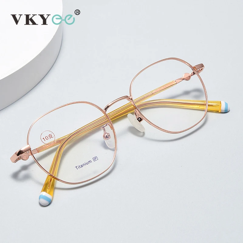 VICKY новая ретро маленькая оправа простой дизайн детские модели очки анти-синий свет настраиваемые очки по рецепту T1028F
VICKY новая ретро маленькая оправа простой дизайн детские модели очки анти-синий свет настраиваемые очки по рецепту T1028F