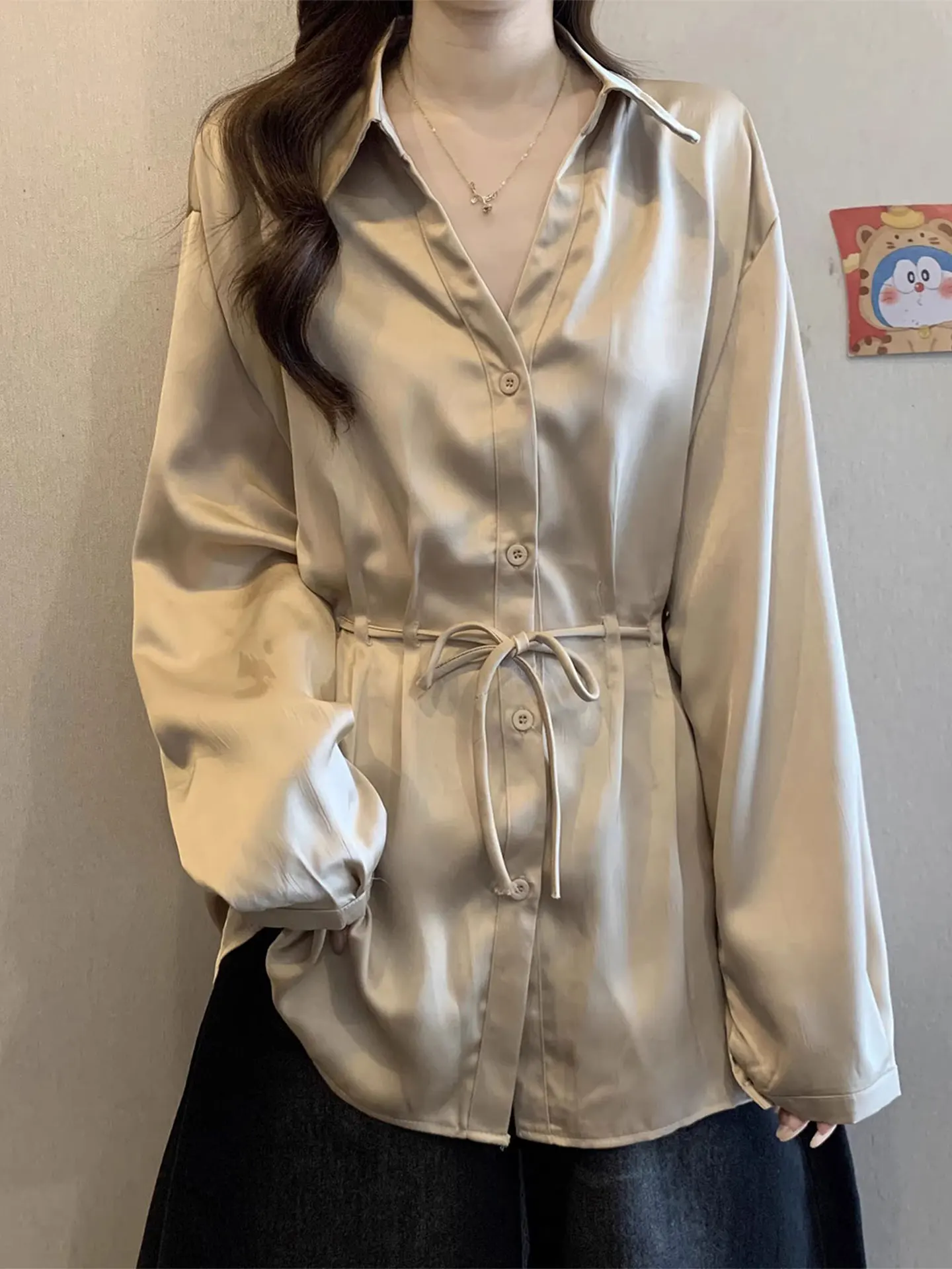 Шелковая атласная блузка с V-образным вырезом и длинным рукавом, женская, больших размеров, утягивающая талию, скрывающая живот, повседневная, весна 2026
Шелковая атласная блузка с V-образным вырезом и длинным рукавом, женская, больших размеров, утягивающая талию, скрывающая живот, повседневная, весна 2026