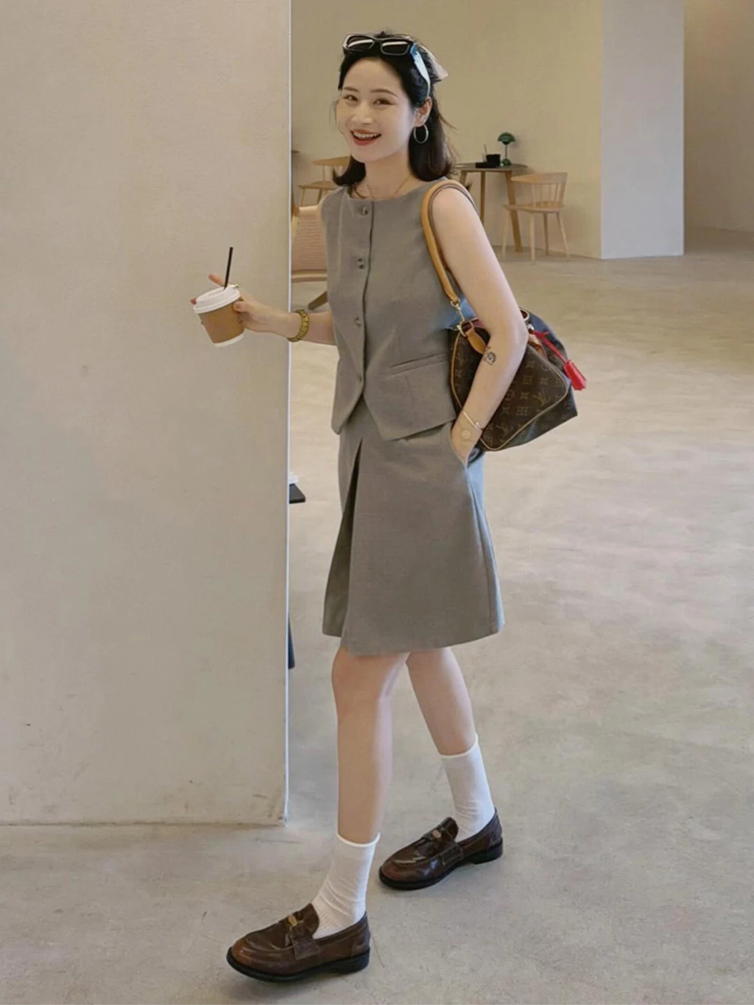Fashionable Sleeveless Suit Set Women's Summer 2026 New Light Maturity High-End Feeling Top Short Skirt Two-Piece Set
Fashionable Sleeveless Suit Set Women's Summer 2026 New Light Maturity High-End Feeling Top Short Skirt Two-Piece Set