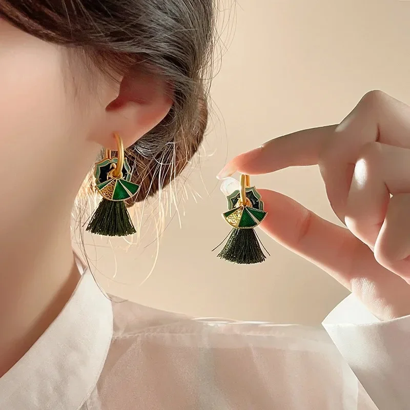 New Chinese Vintage Green Tassel Enamel Geometric Earrings for Women Ladies Luxury Gold Color Party Jewelry
New Chinese Vintage Green Tassel Enamel Geometric Earrings for Women Ladies Luxury Gold Color Party Jewelry