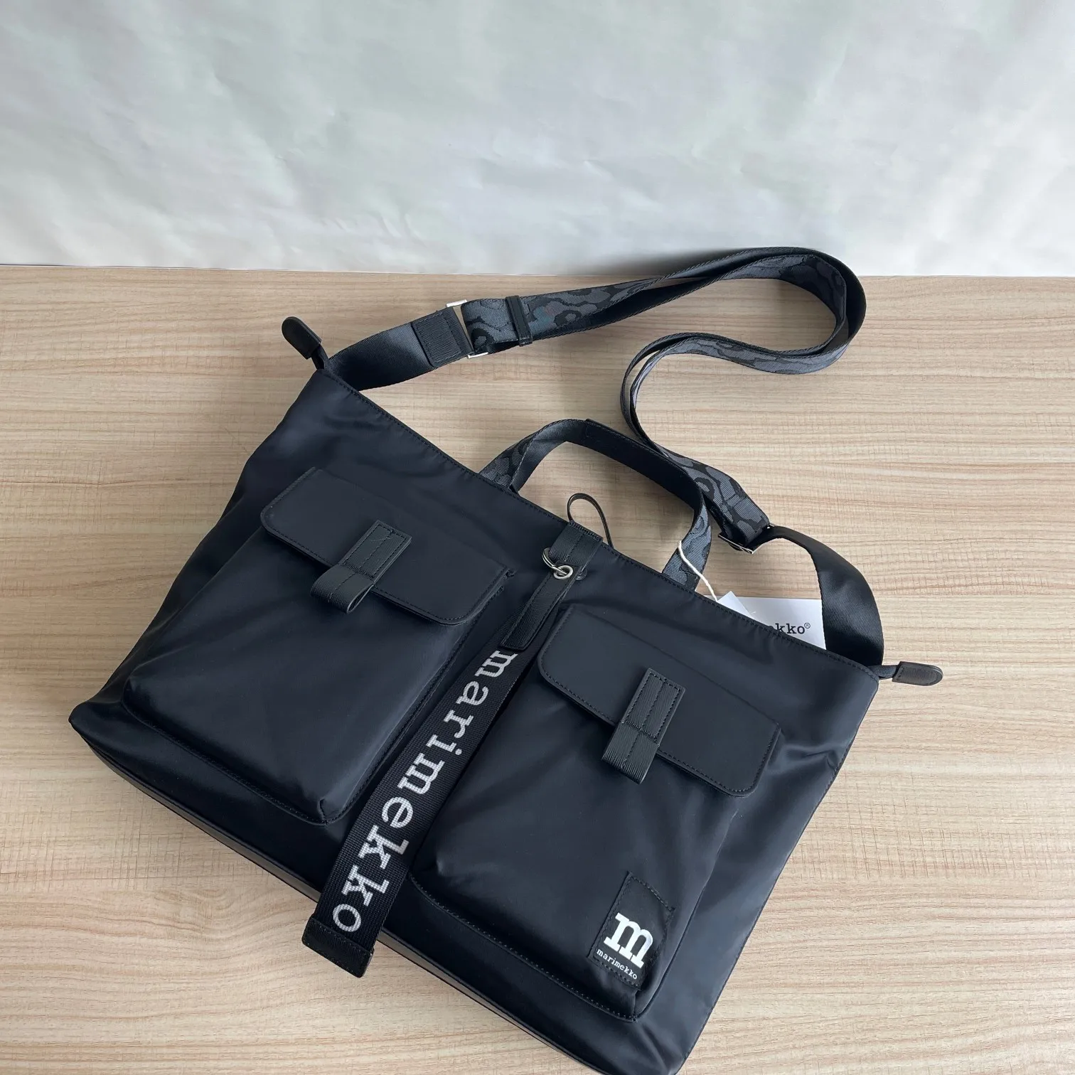 Finland autumn and winter new messenger bag Nordic simple fashion travel office leisure shoulder bag
Finland autumn and winter new messenger bag Nordic simple fashion travel office leisure shoulder bag